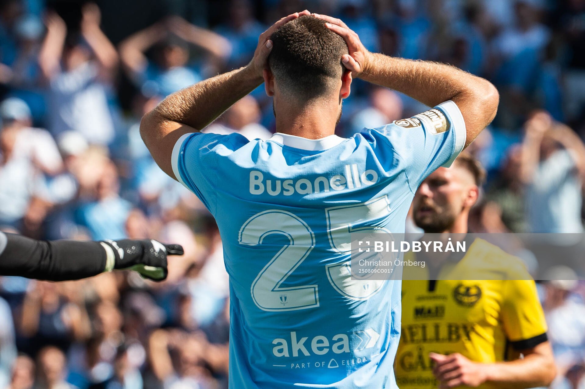 Malmö FFs Gabriel Busanello deppar