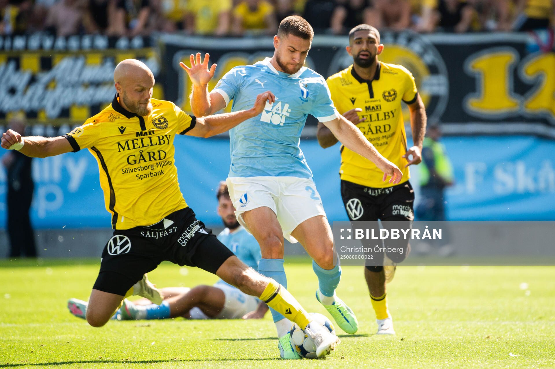 Mjällbys Viktor Gustafson och Malmö FFs Gabriel Busanello