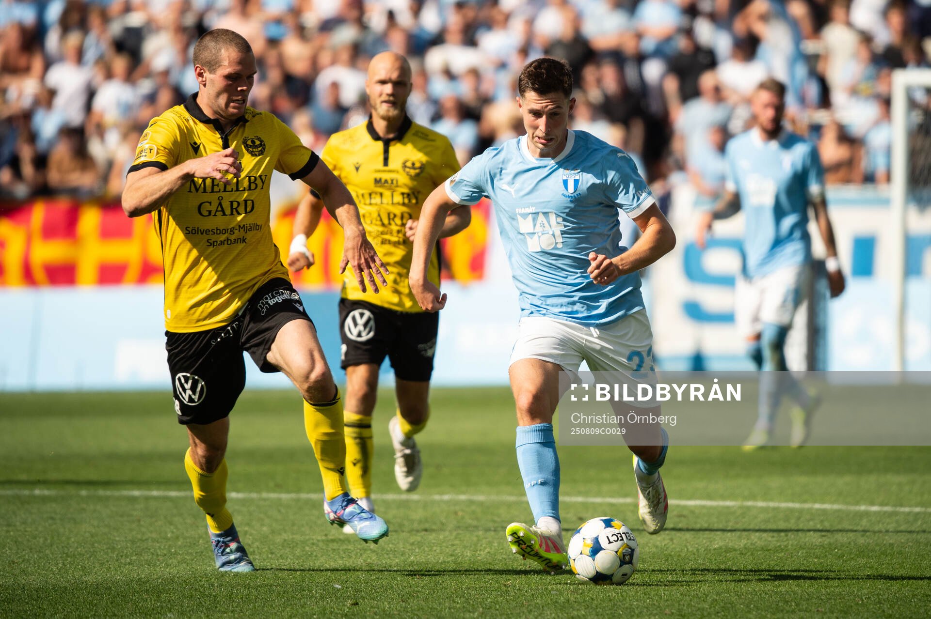 Mjällbys Jacob Bergström och Malmö FFs Lasse Berg Johnsen