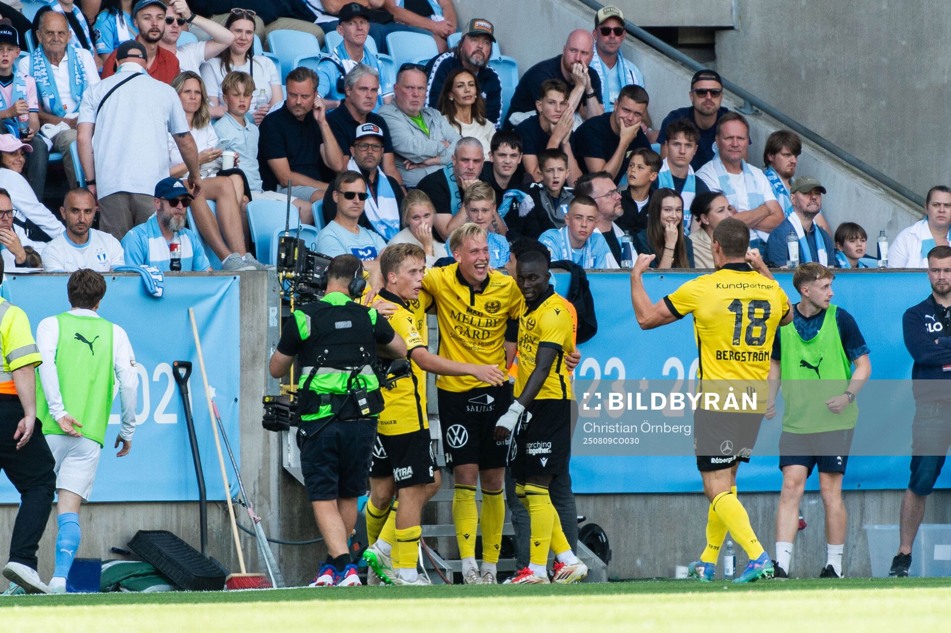 Mjällbys Herman Johansson jublar med lagkamrater