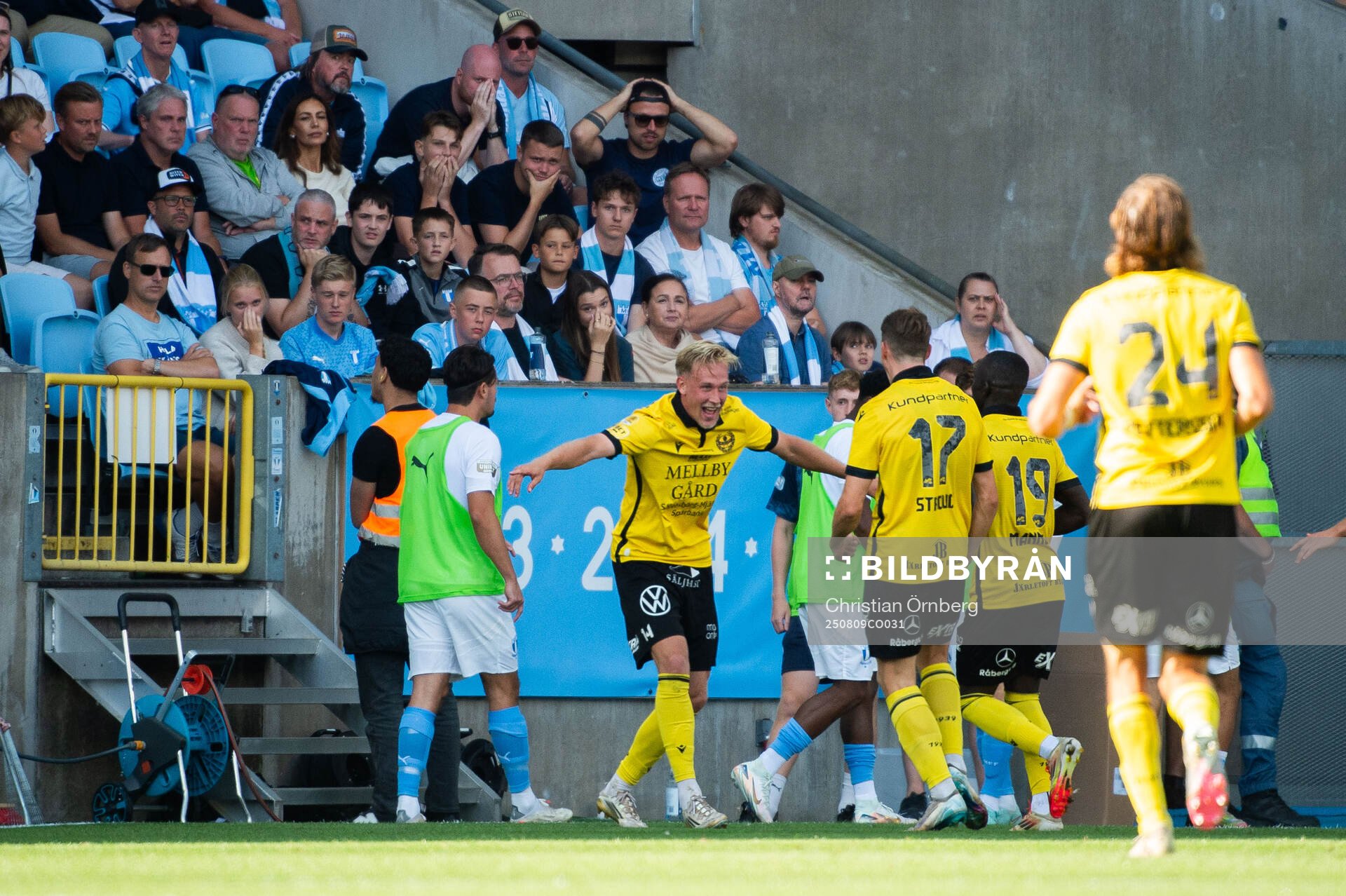 Mjällbys Herman Johansson jublar med lagkamrater