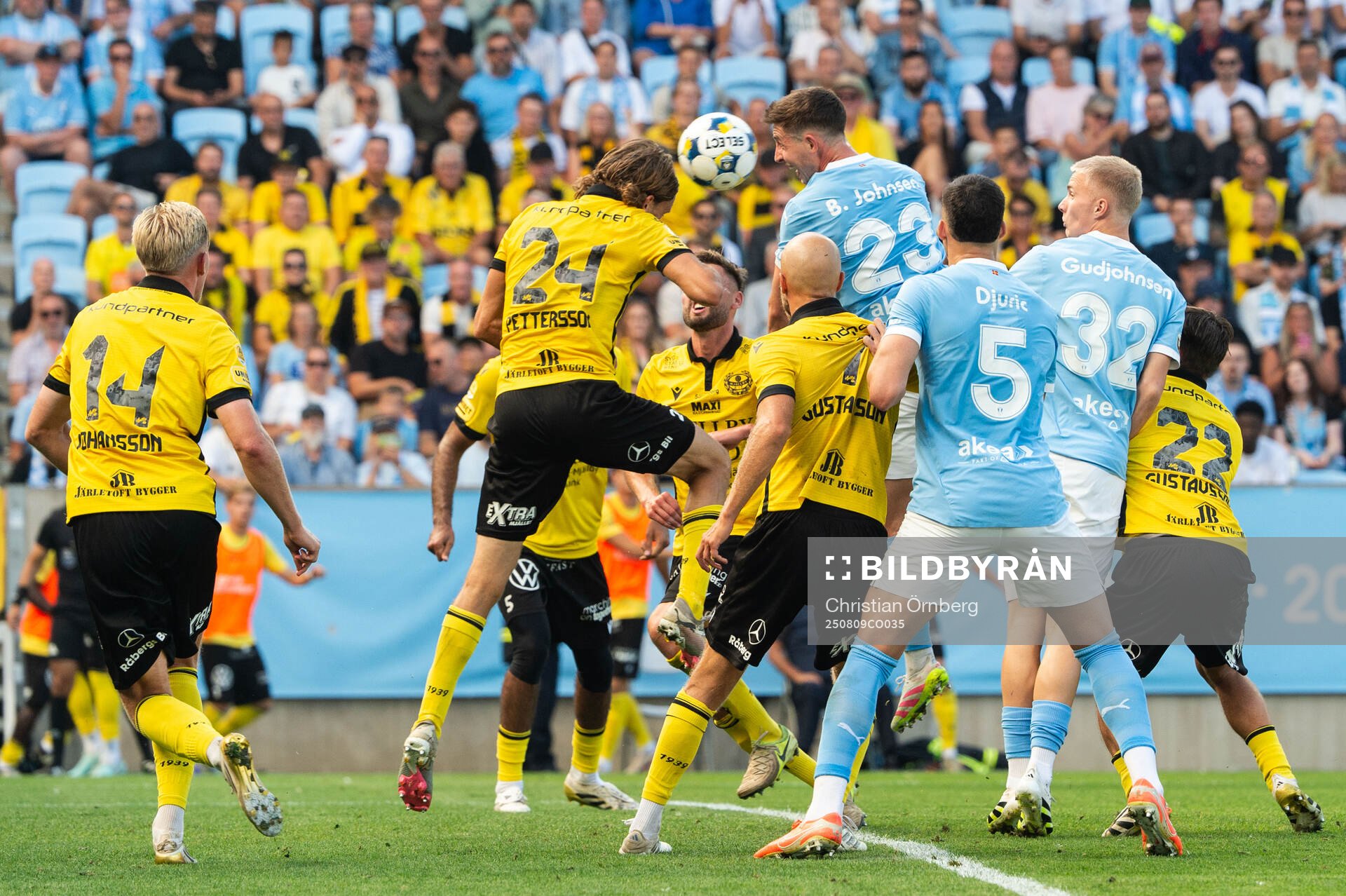 Mjällbys Tom Pettersson och Malmö FFs Lasse Berg Johnsen