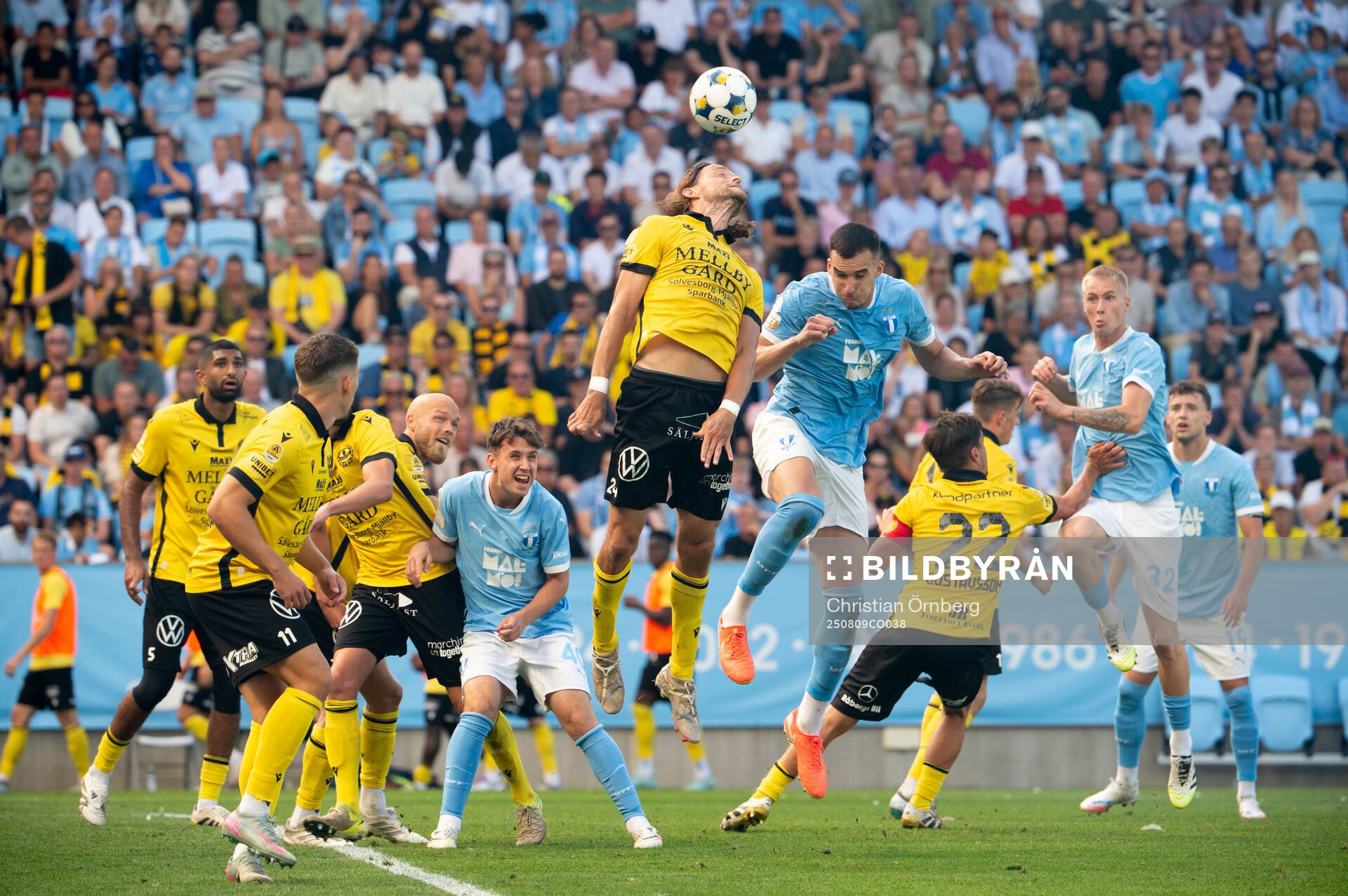 Mjällbys Tom Pettersson och Malmö FFs Andrej Djuric