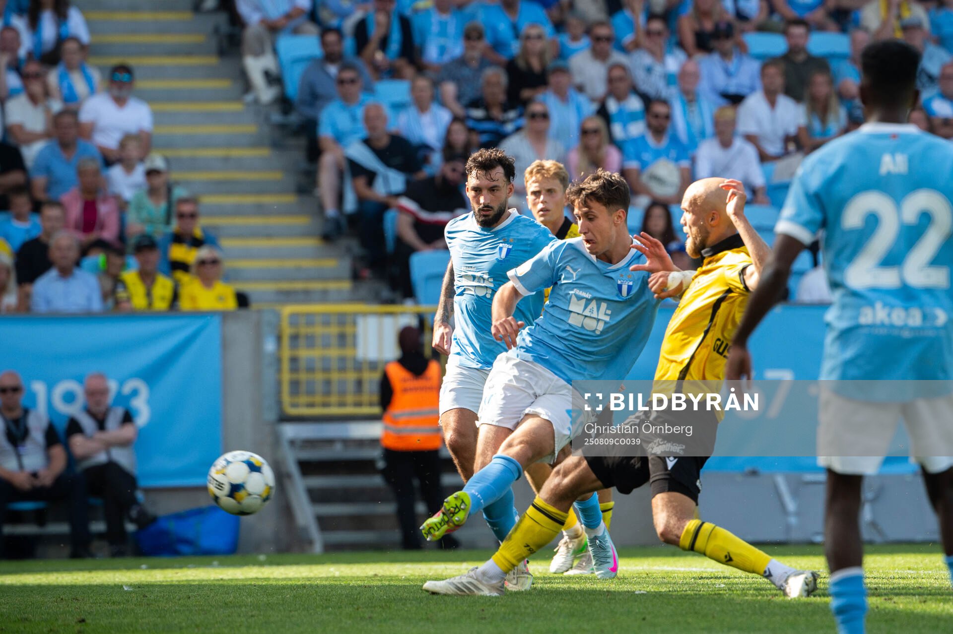 Malmö FFs Kenan Busuladzic gör 1-2 bakom Viktor Gustafson