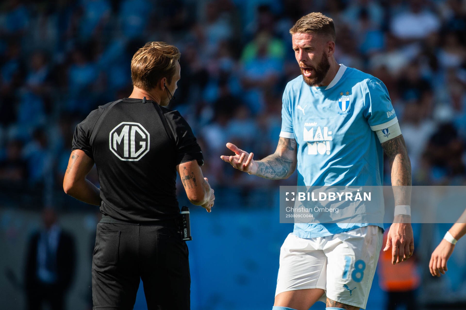 Malmö FFs Pontus Jansson i diskussion med domare