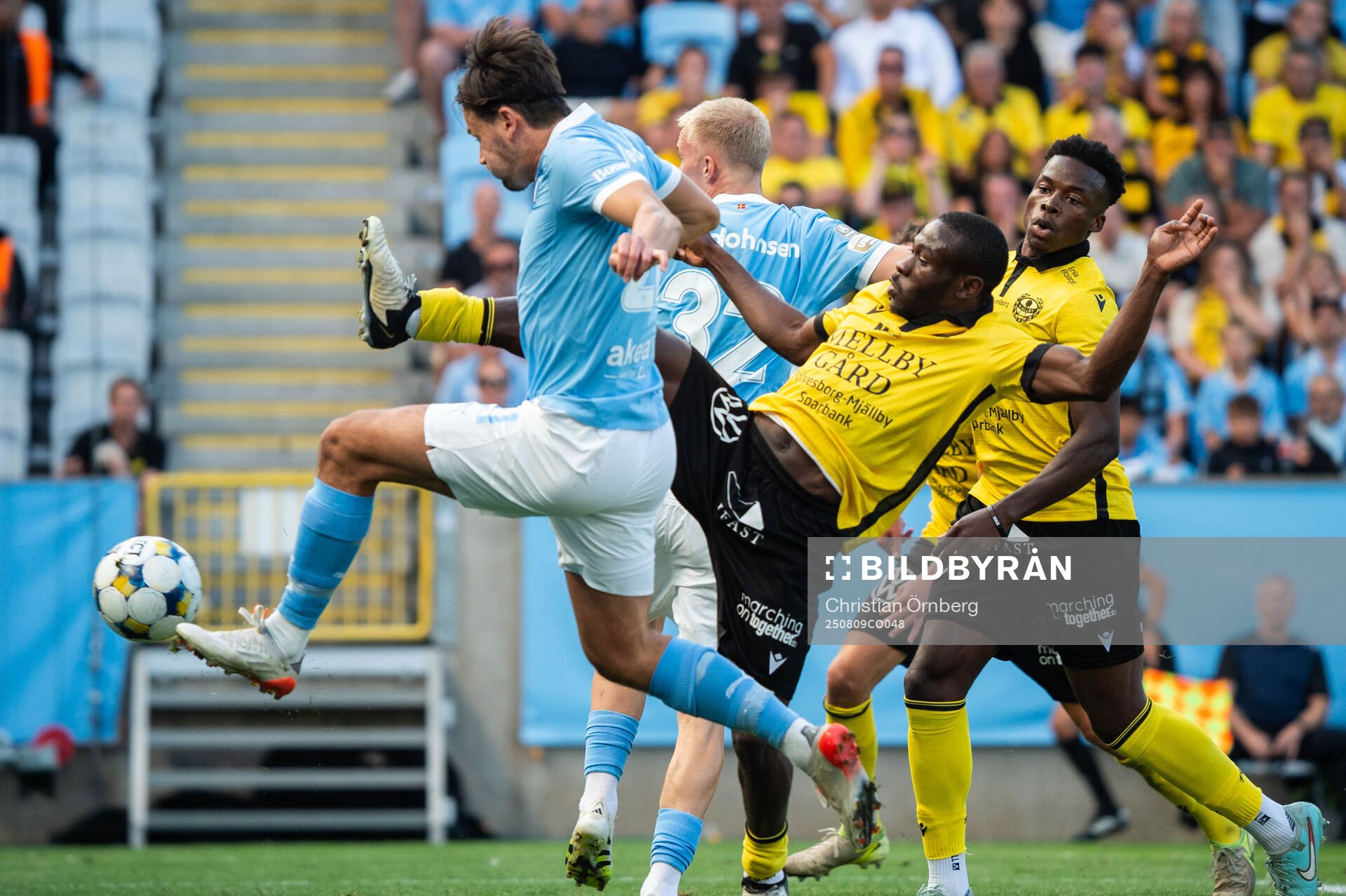 Malmö FFs Stefano Vecchia och Mjällbys Christian