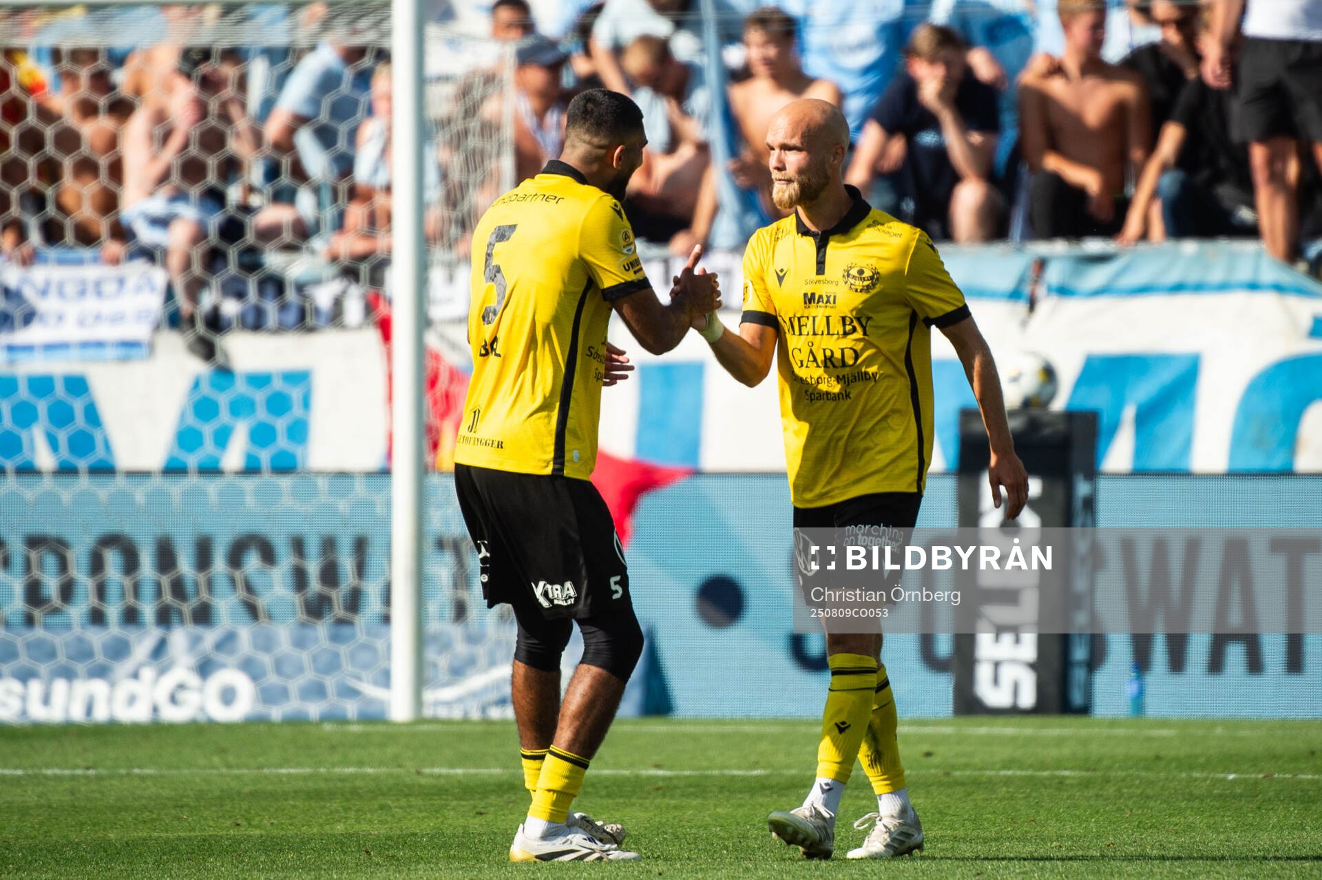 Mjällbys Viktor Gustafson jublar med Abdullah Iqbal