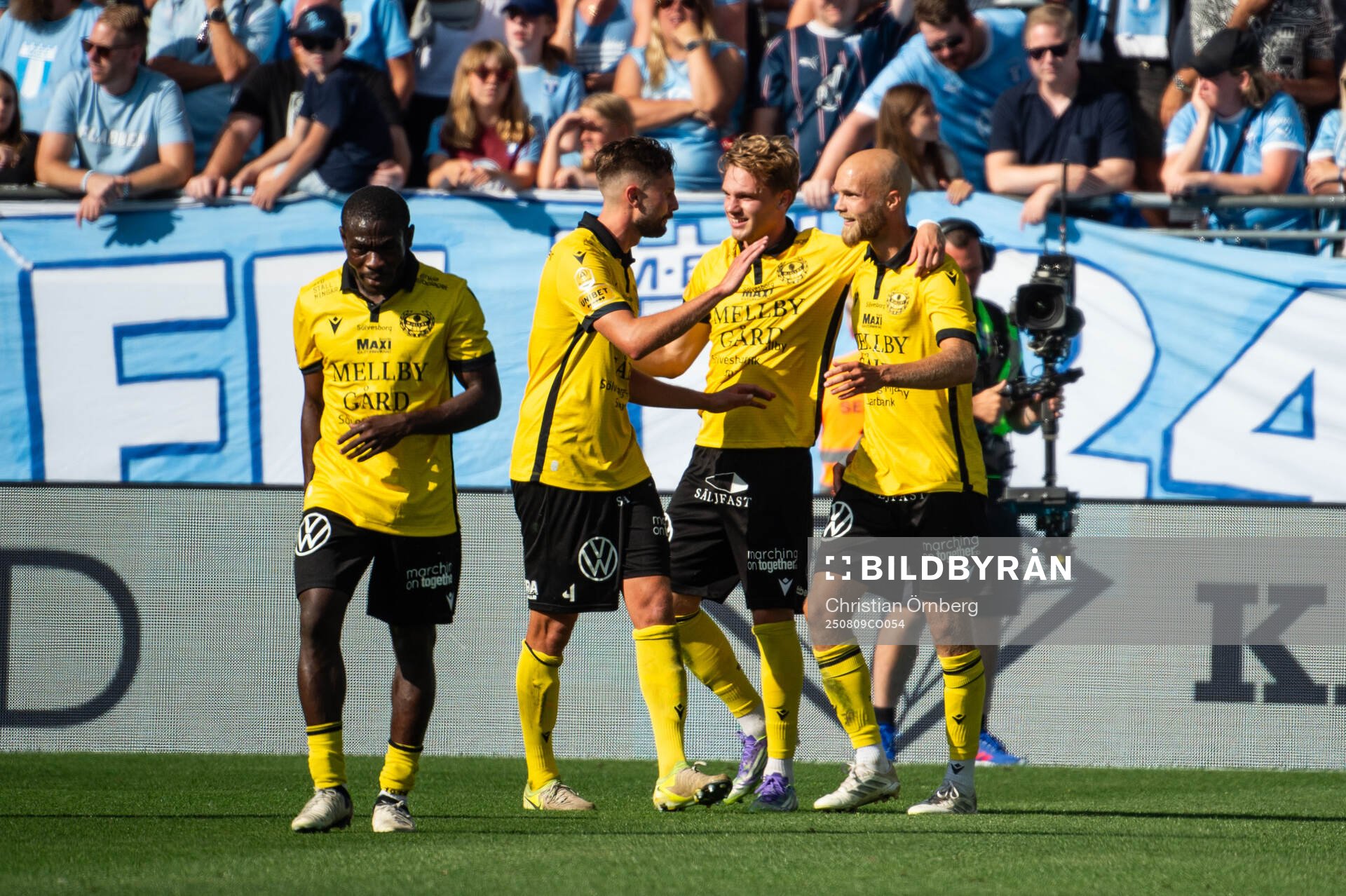 Mjällbys Viktor Gustafson jublar med lagkamrater