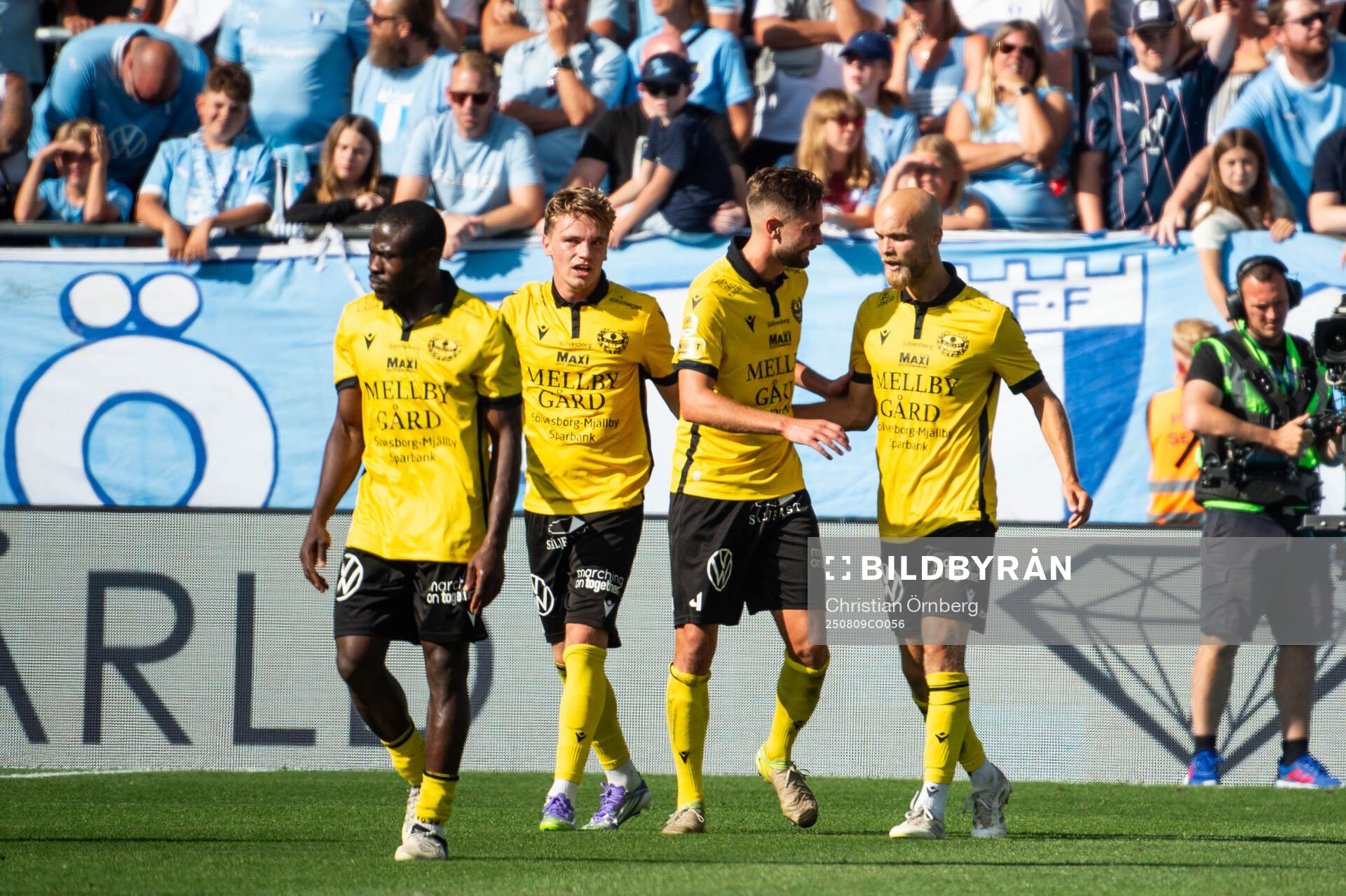 Mjällbys Viktor Gustafson jublar med lagkamrater