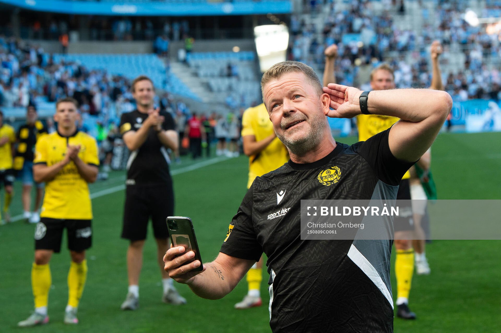 Mjällbys tränare Anders Torstensson jublar