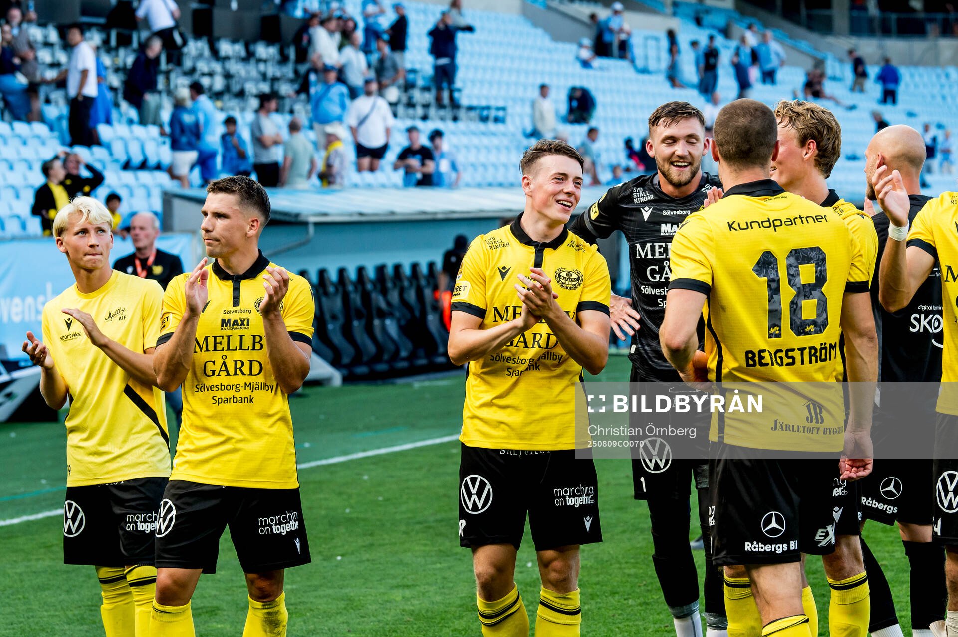 Mjällbys spelare jublar
