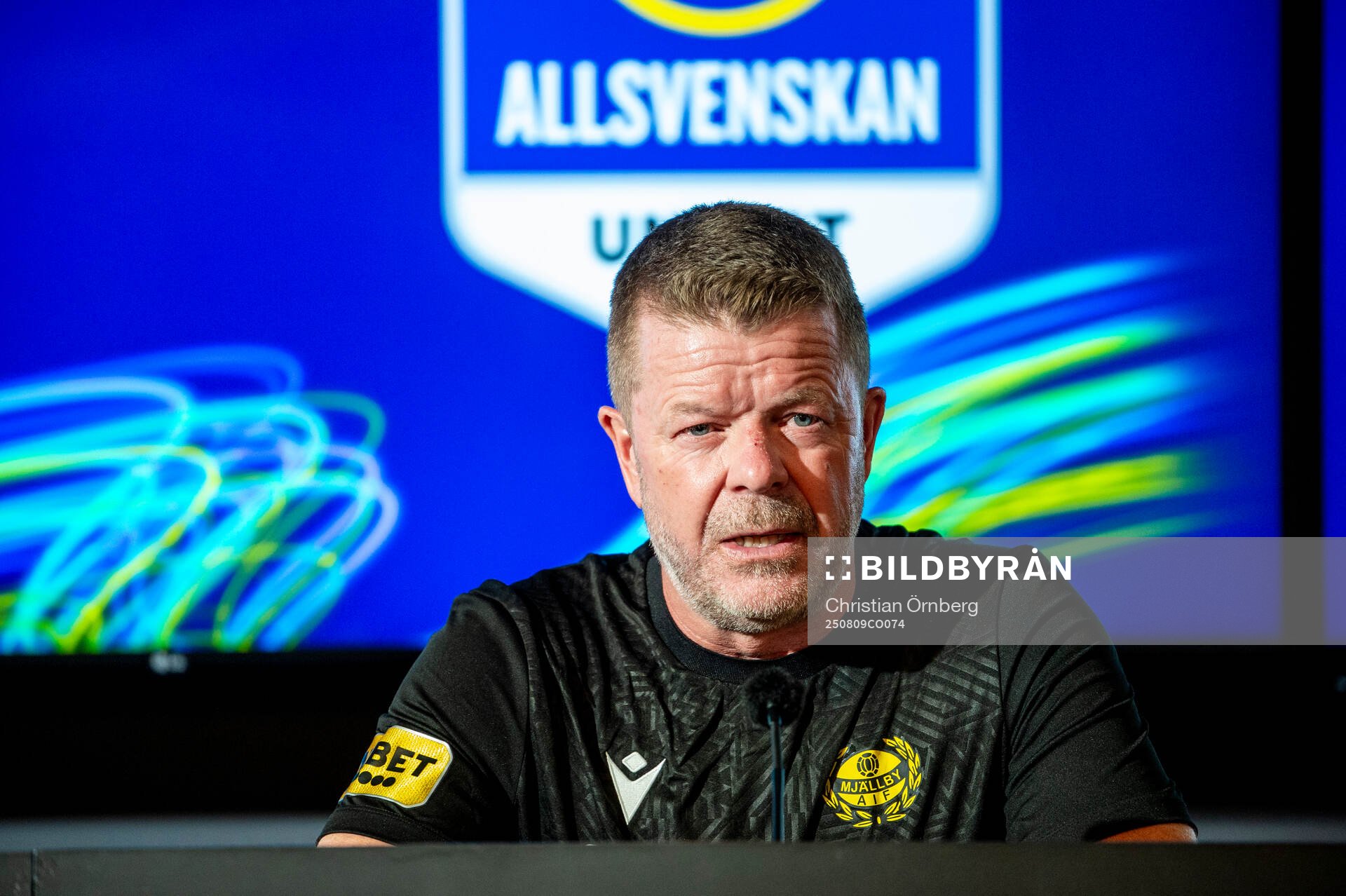 Mjällbys tränare Anders Torstensson på en presskonferens