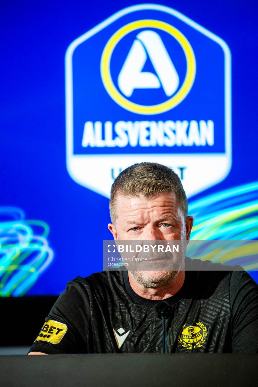 Mjällbys tränare Anders Torstensson på en presskonferens