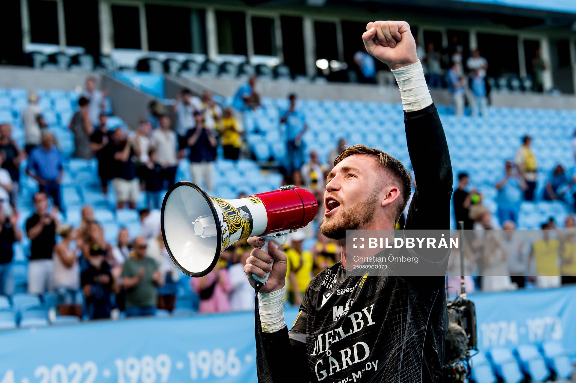 Mjällbys målvakt Noel Törnqvist jublar