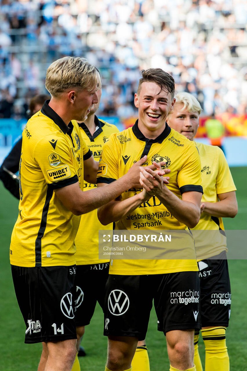 Mjällbys Herman Johansson och Elliot Stroud jublar