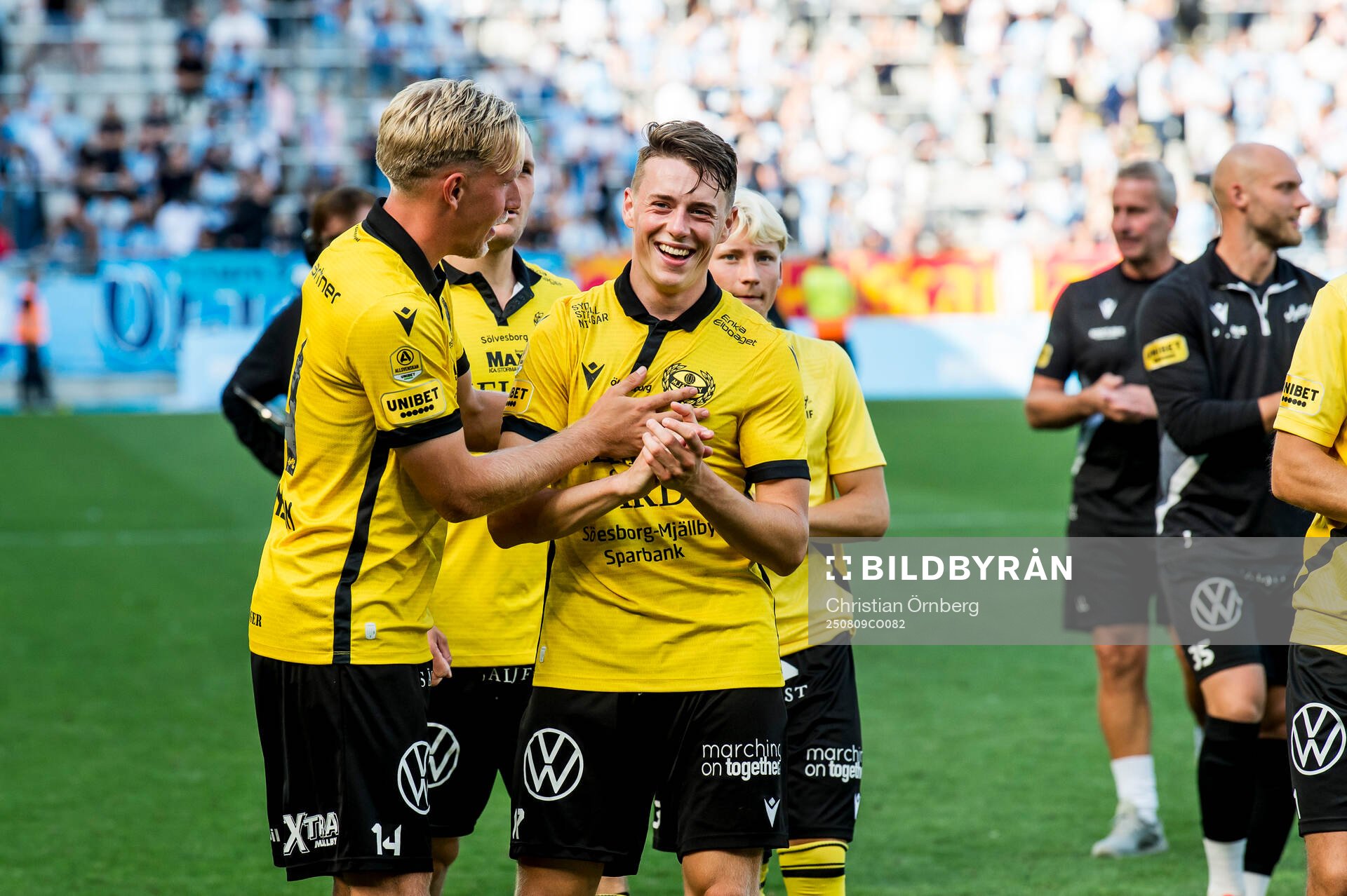 Mjällbys Herman Johansson och Elliot Stroud jublar