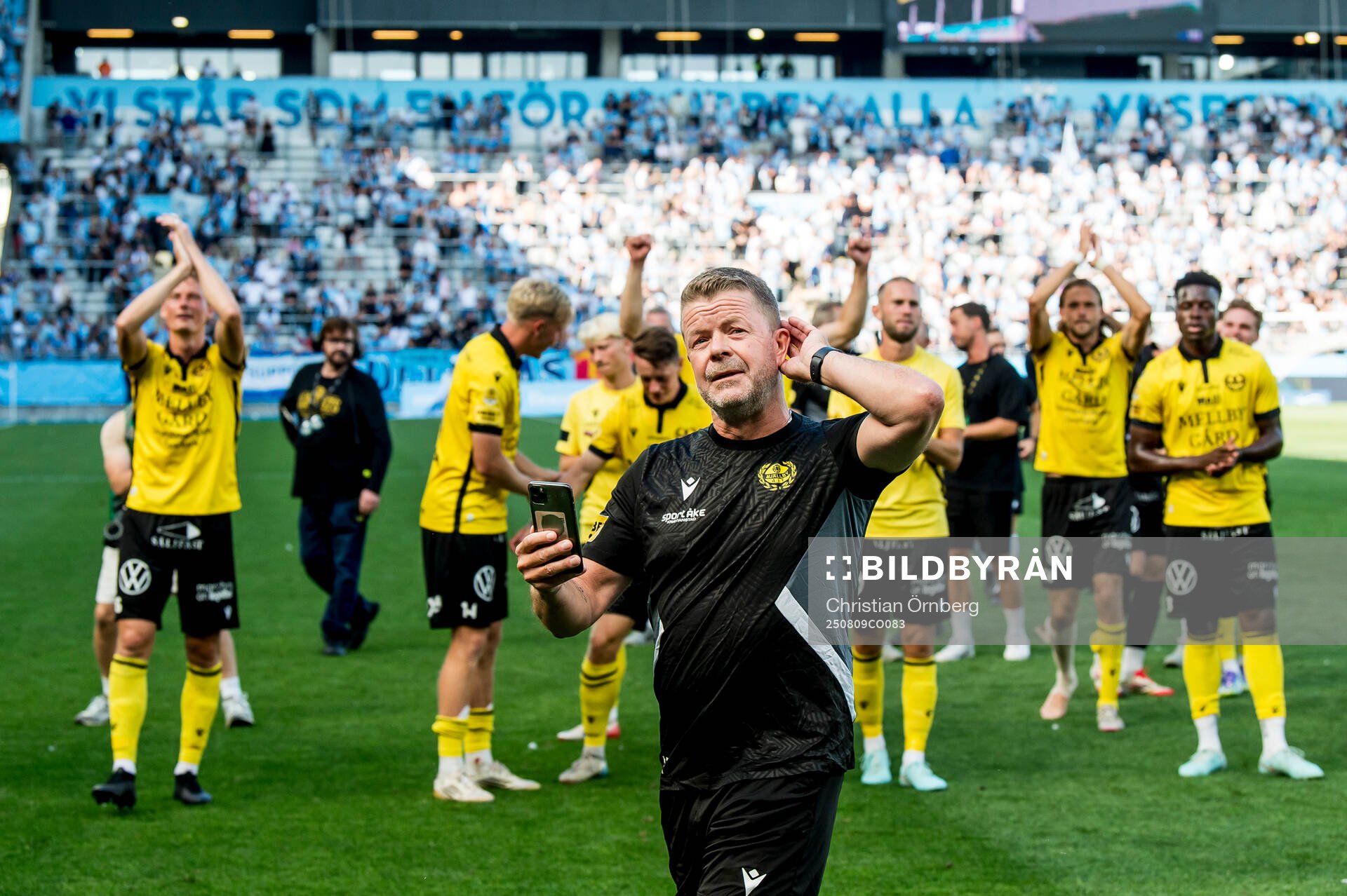 Mjällbys tränare Anders Torstensson jublar