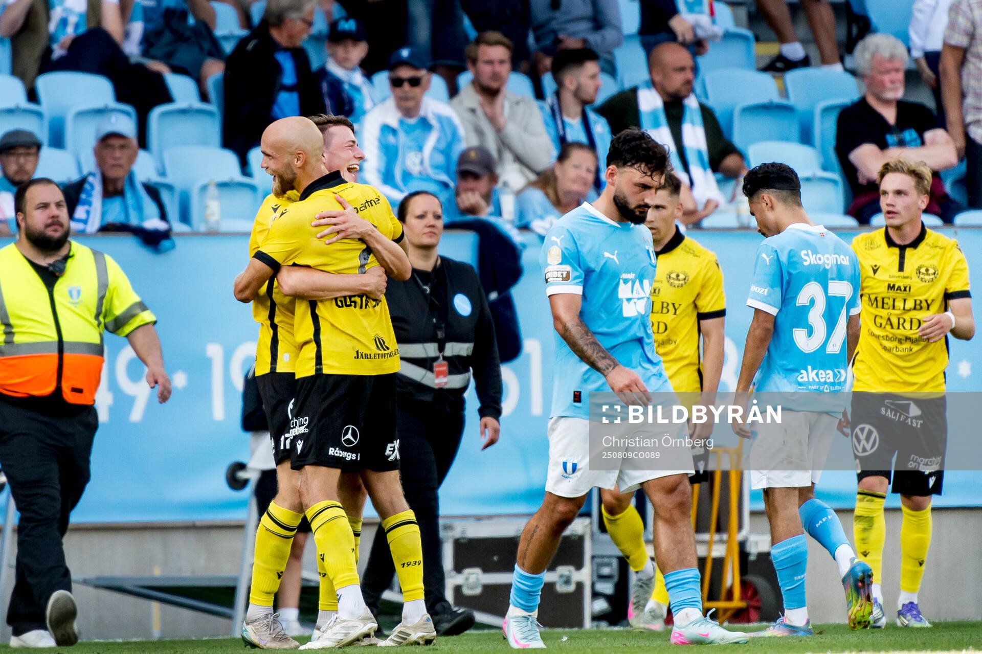 Mjällbys Viktor Gustafson och Herman Johansson jublar och