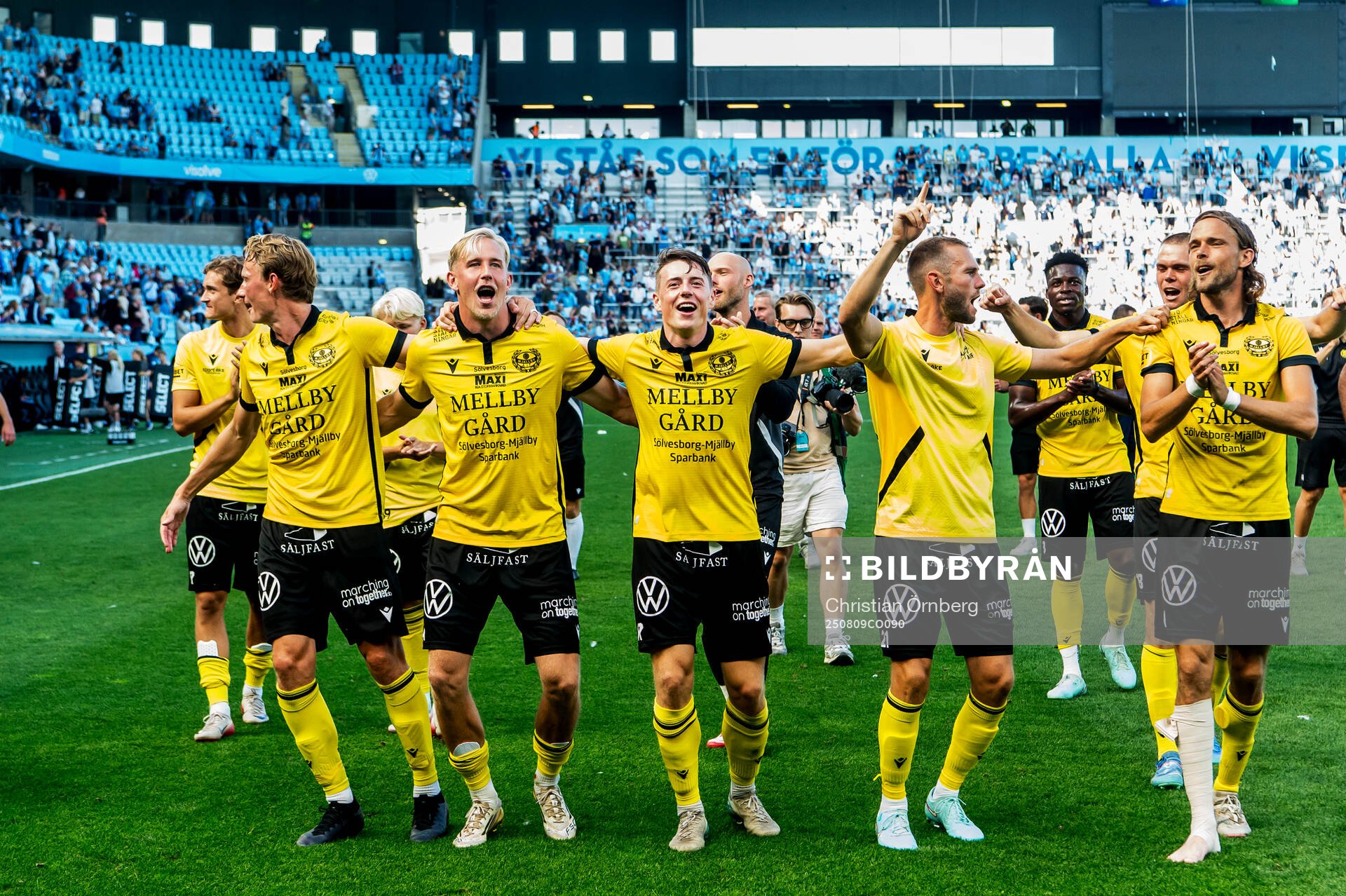 Mjällbys Herman Johansson och Elliot Stroud jublar