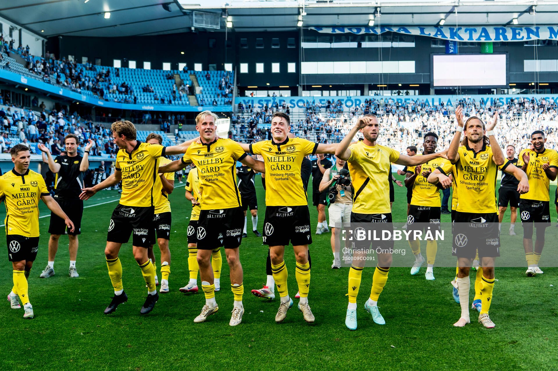 Mjällbys Herman Johansson och Elliot Stroud jublar