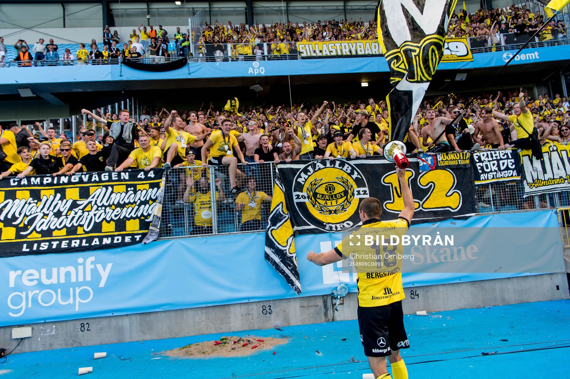 Mjällbys Jacob Bergström och supportrar jublar