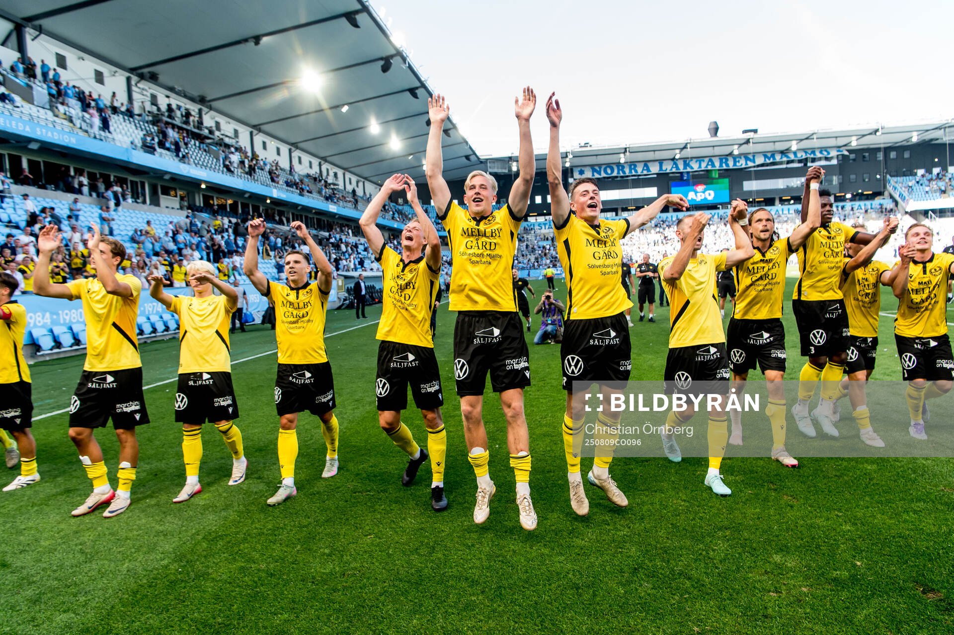 Mjällbys spelare jublar