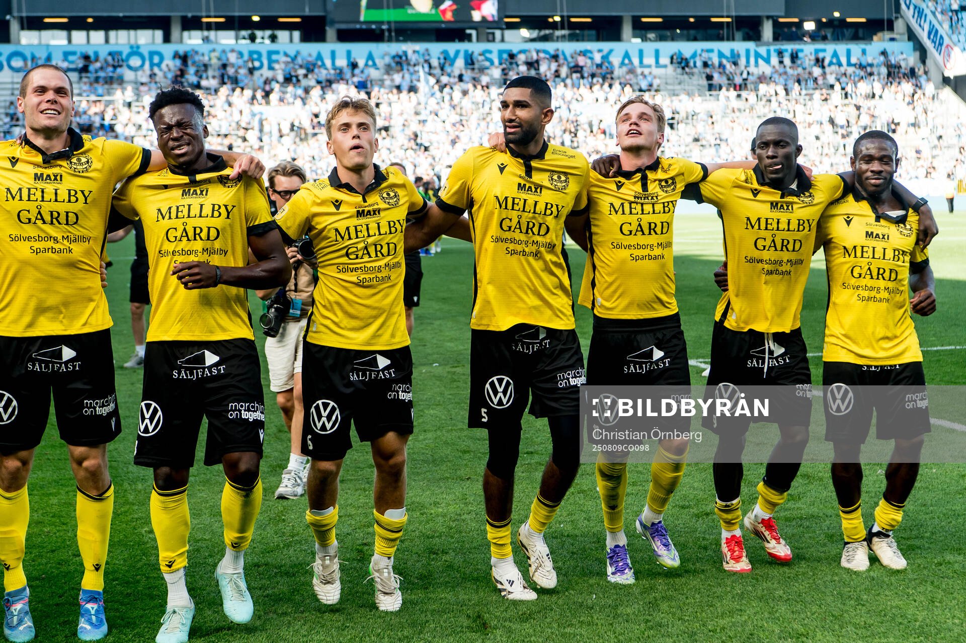 Mjällbys spelare jublar