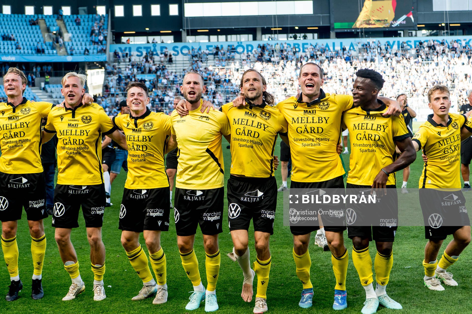 Mjällbys spelare jublar