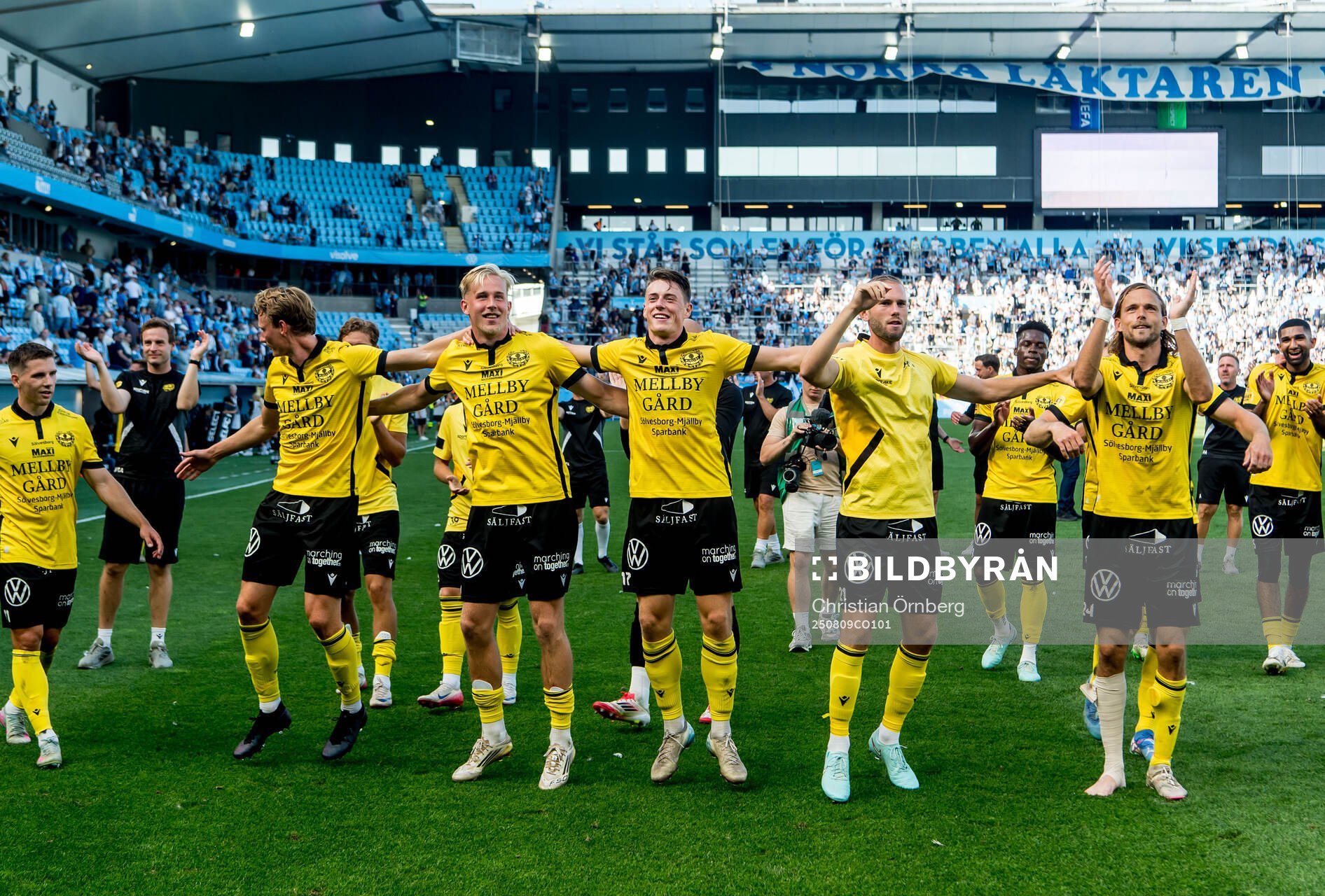 Mjällbys spelare jublar