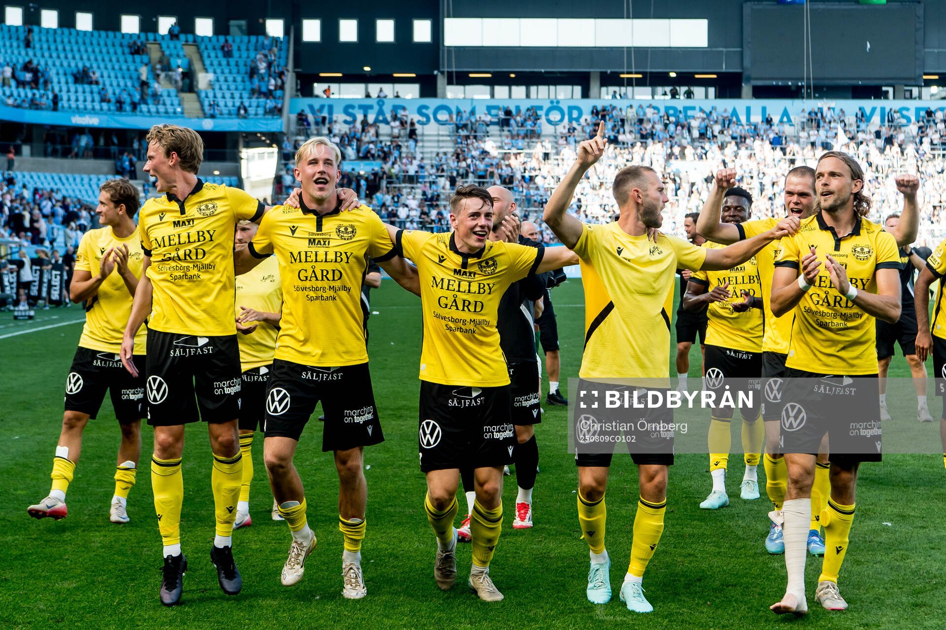 Mjällbys Herman Johansson och Elliot Stroud jublar