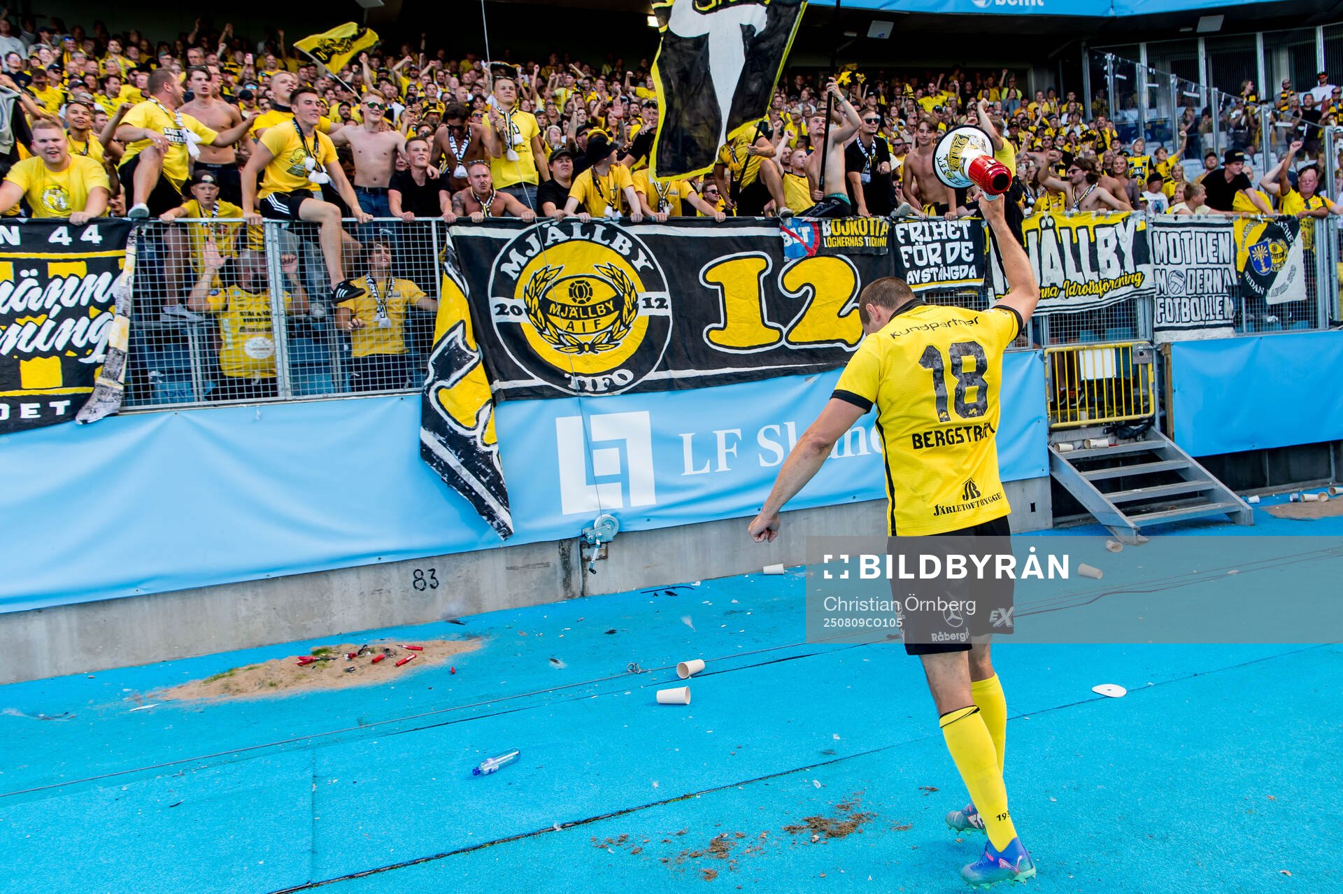 Mjällbys Jacob Bergström och supportrar jublar