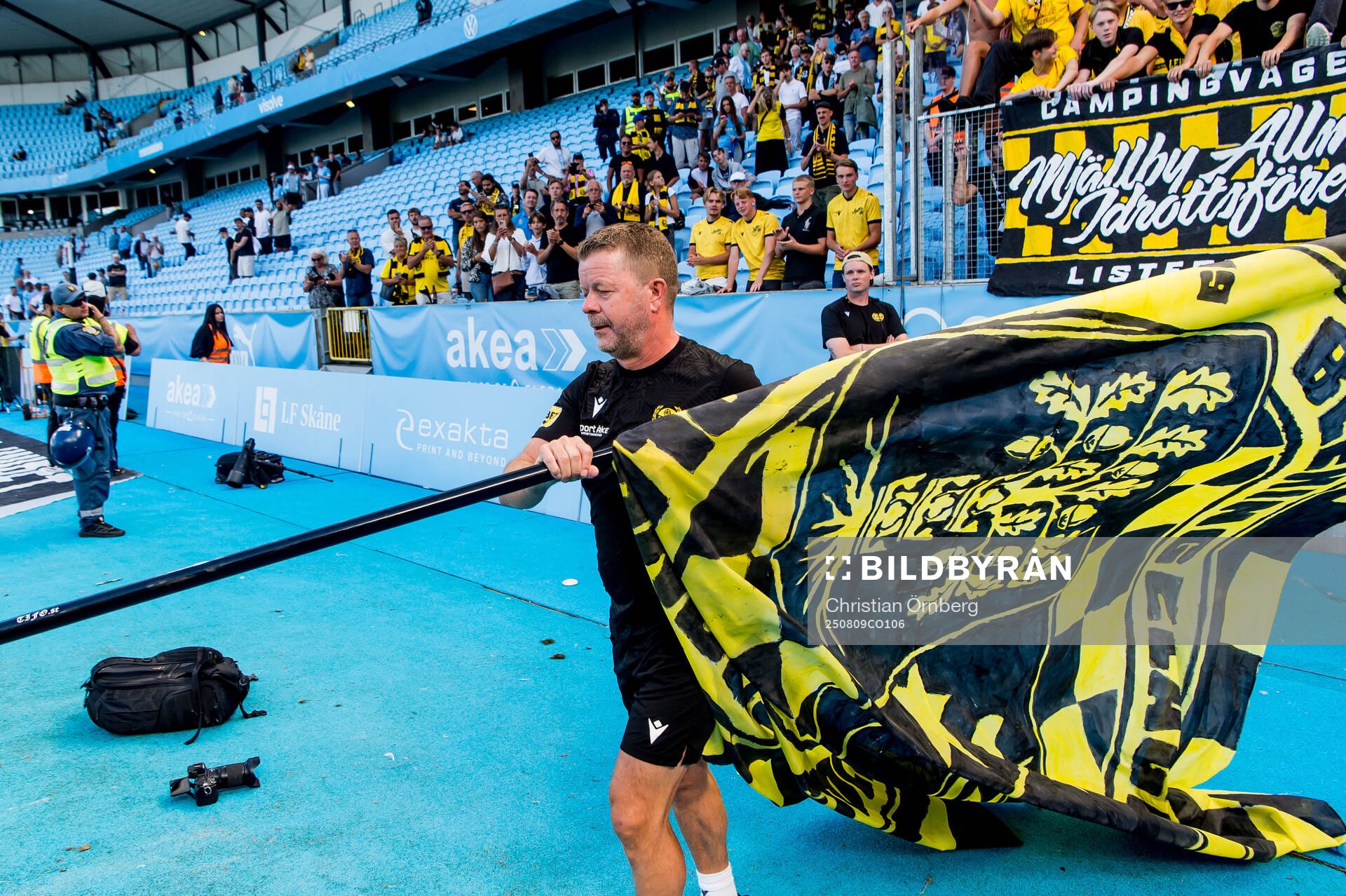 Mjällbys tränare Anders Torstensson jublar