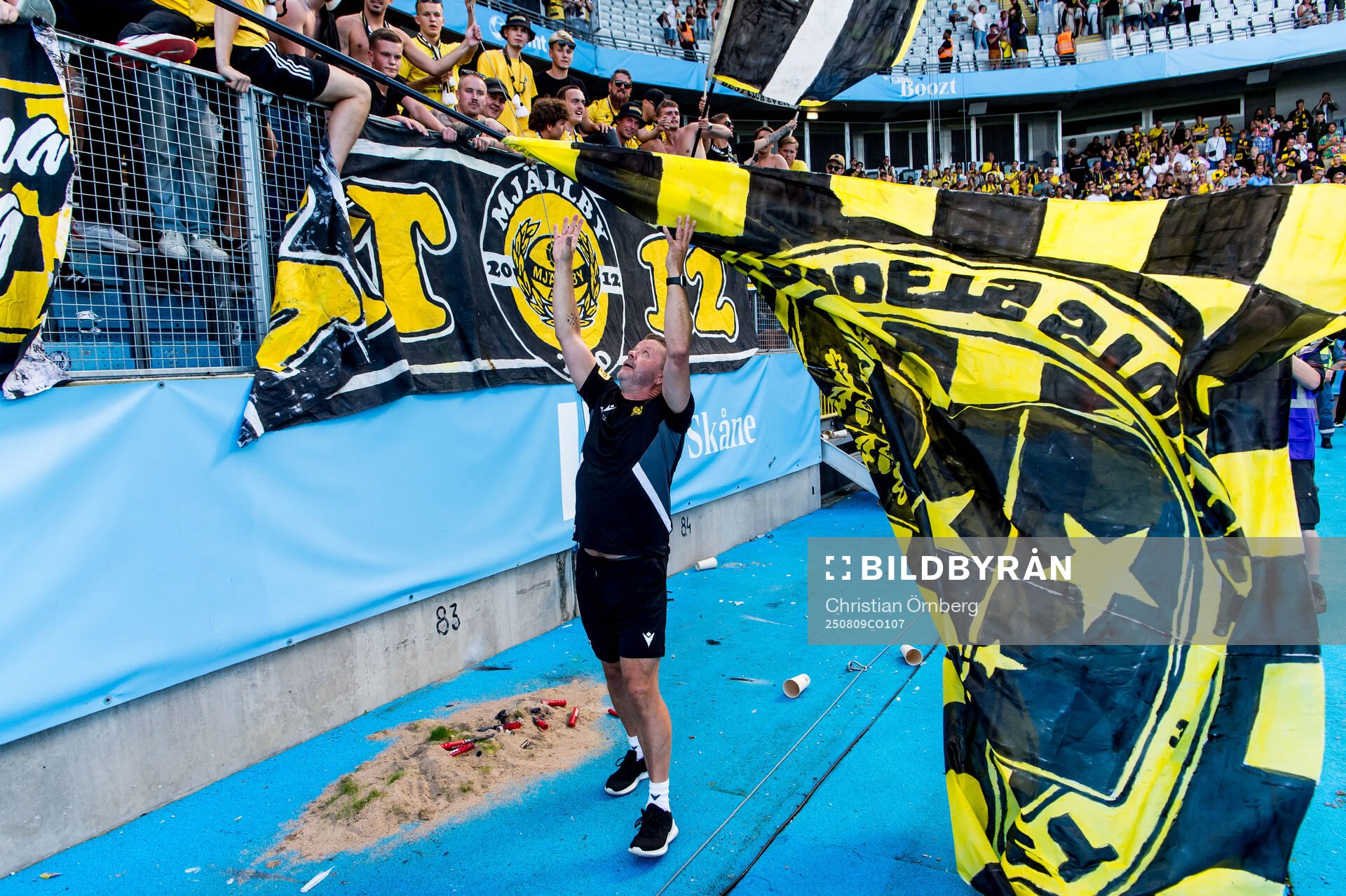 Mjällbys tränare Anders Torstensson jublar