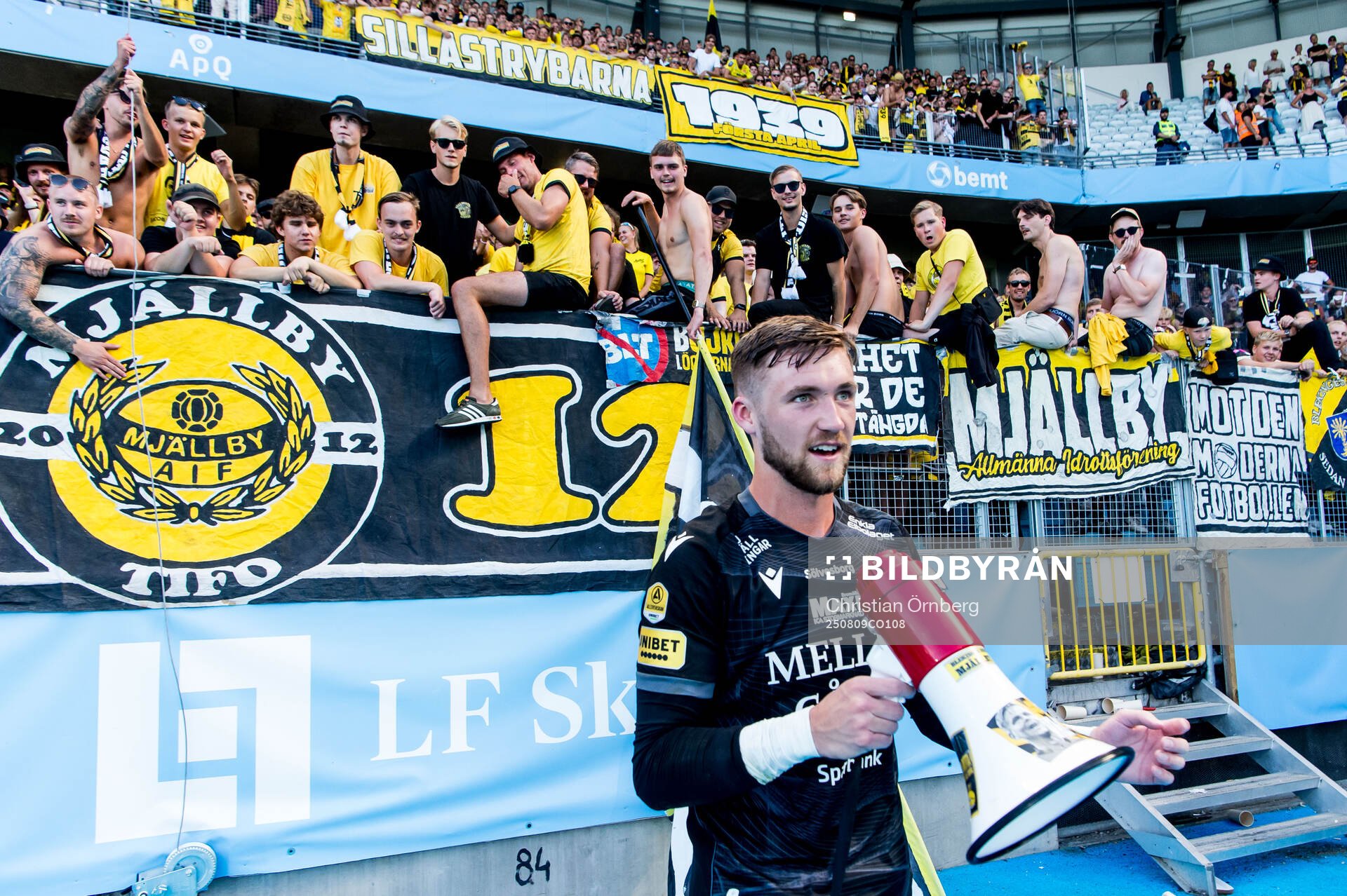 Mjällbys målvakt Noel Törnqvist jublar
