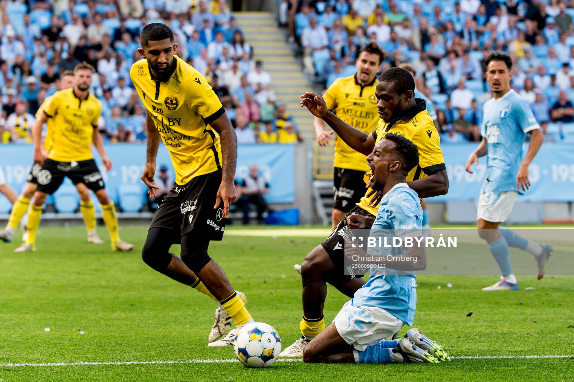 Malmö FFs Taha Ali mot Mjällbys Uba Charles Nwokoma