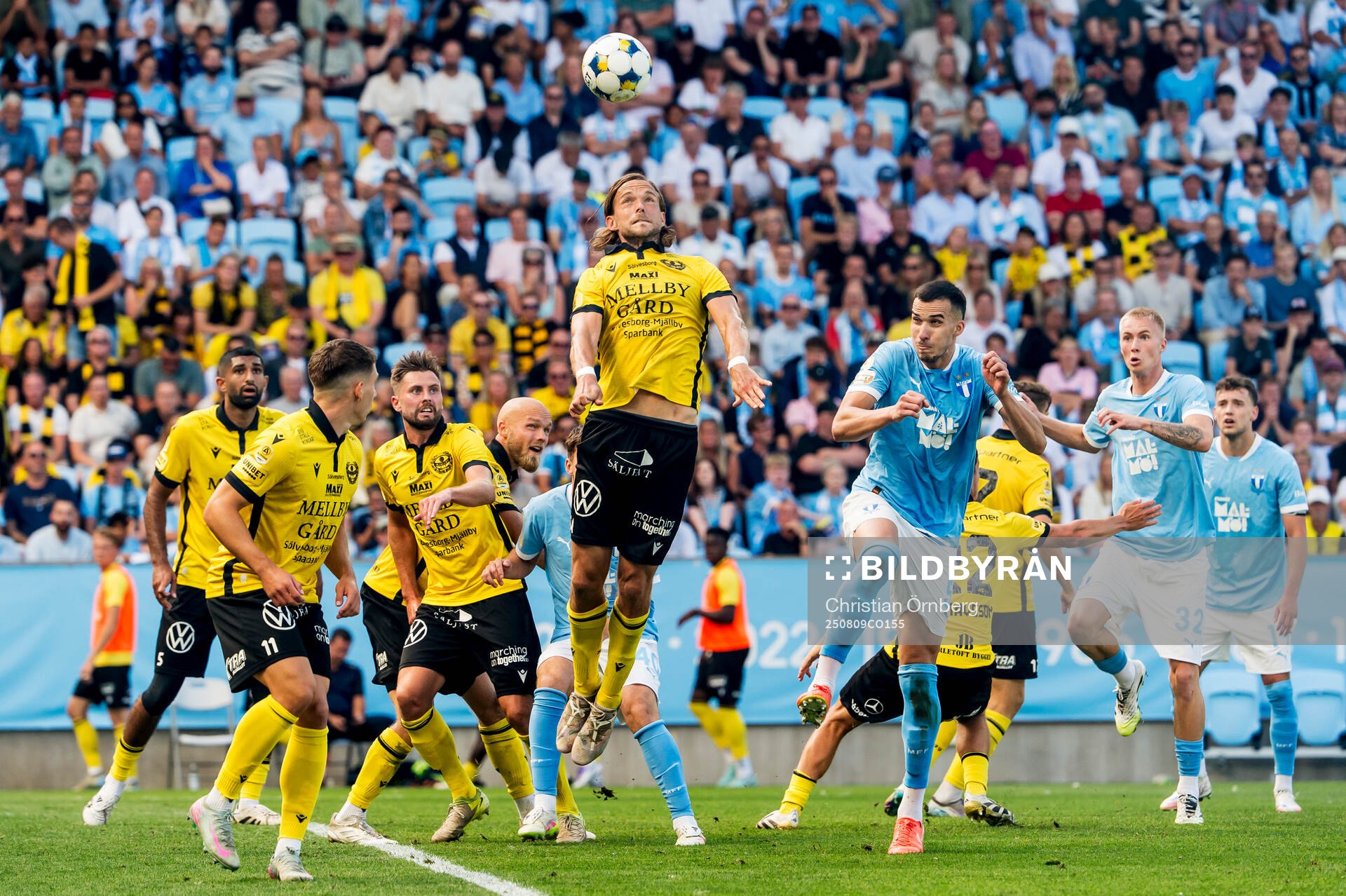 Mjällbys Tom Pettersson mot Malmö FFs Andrej Djuric