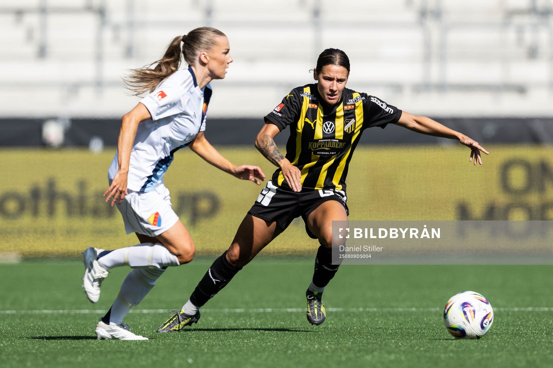 Djurgårdens Ebba Hed och Häckens Tabby Tindell