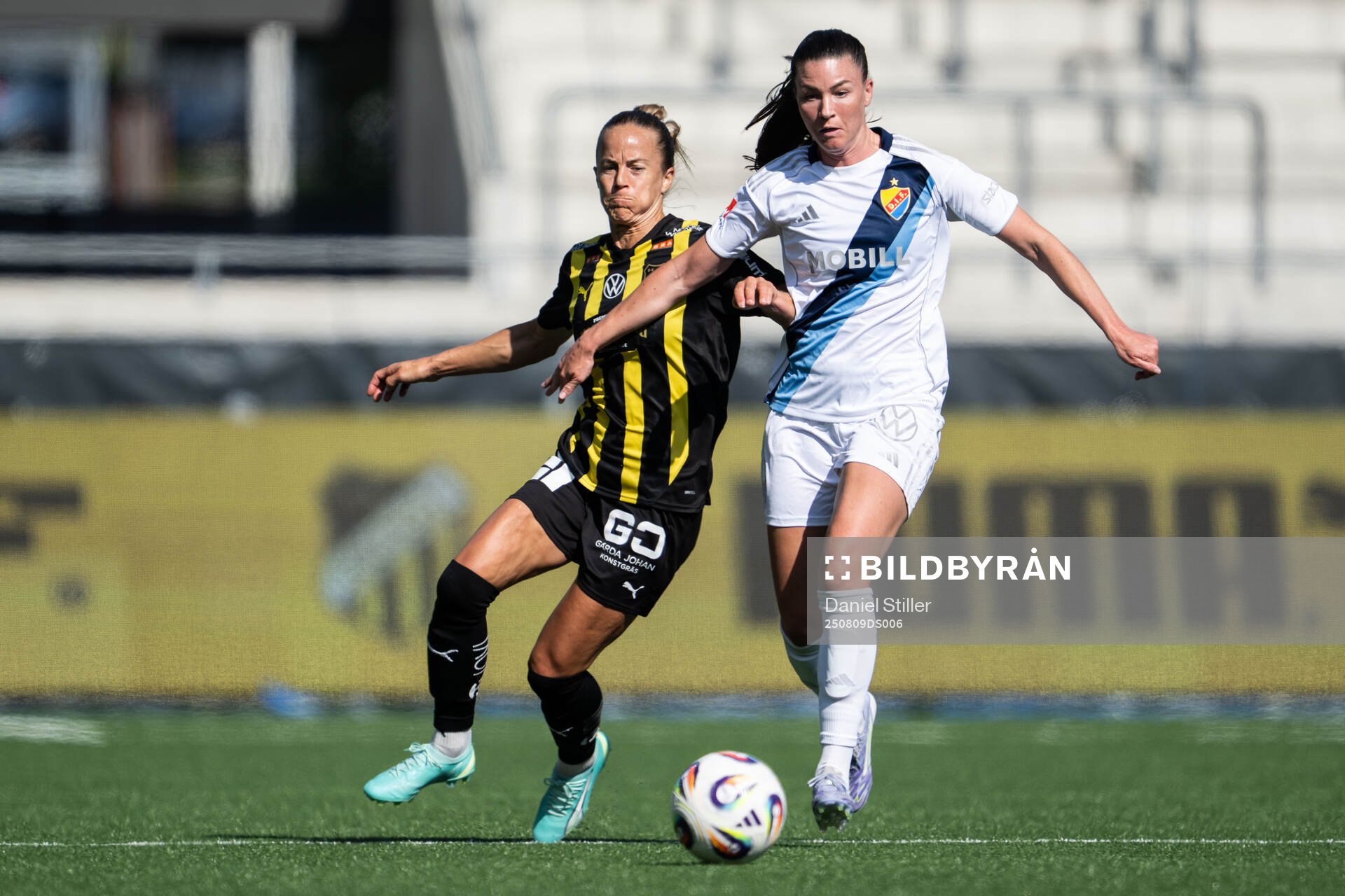 Häckens Aivi Luik och Djurgårdens Pauline Hammarlund