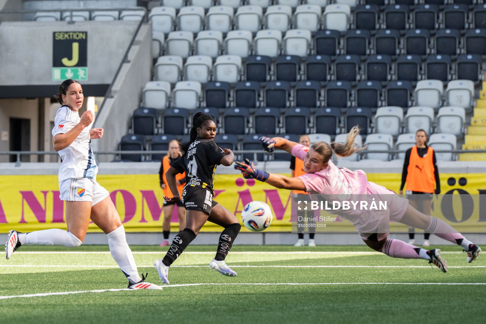 Häckens Monica Jusu Bah och Djurgårdens målvakt Anna