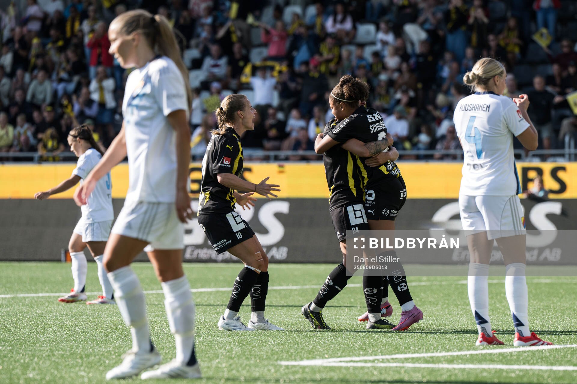 Häckens Felicia Schröder jublar med Anna Anvegård och