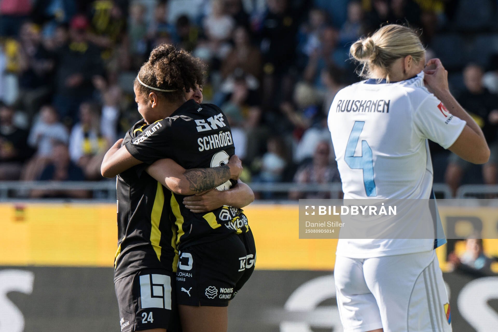 Häckens Felicia Schröder jublar med Tabby Tindell och