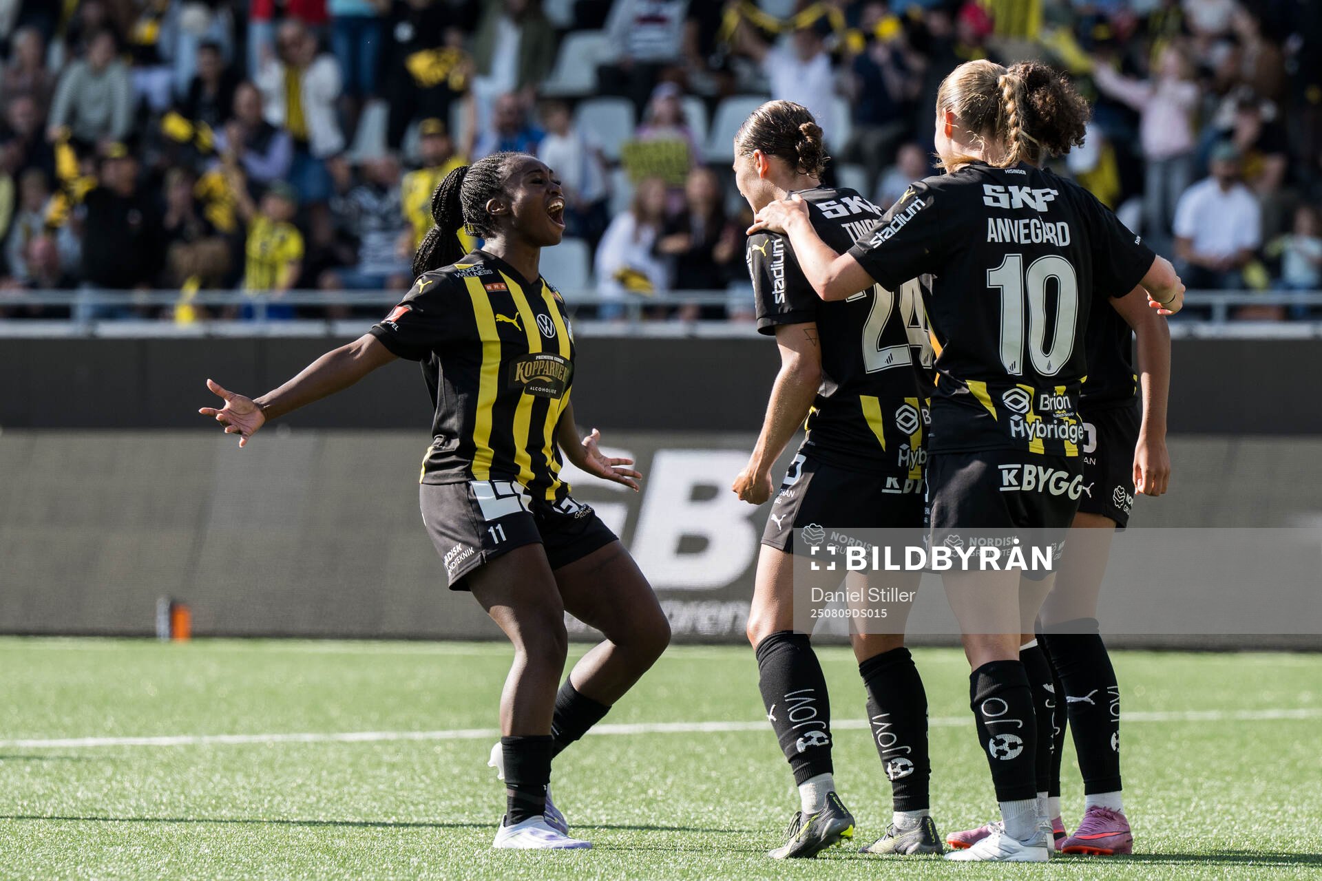 Häckens Monica Jusu Bah och Tabby Tindell jublar