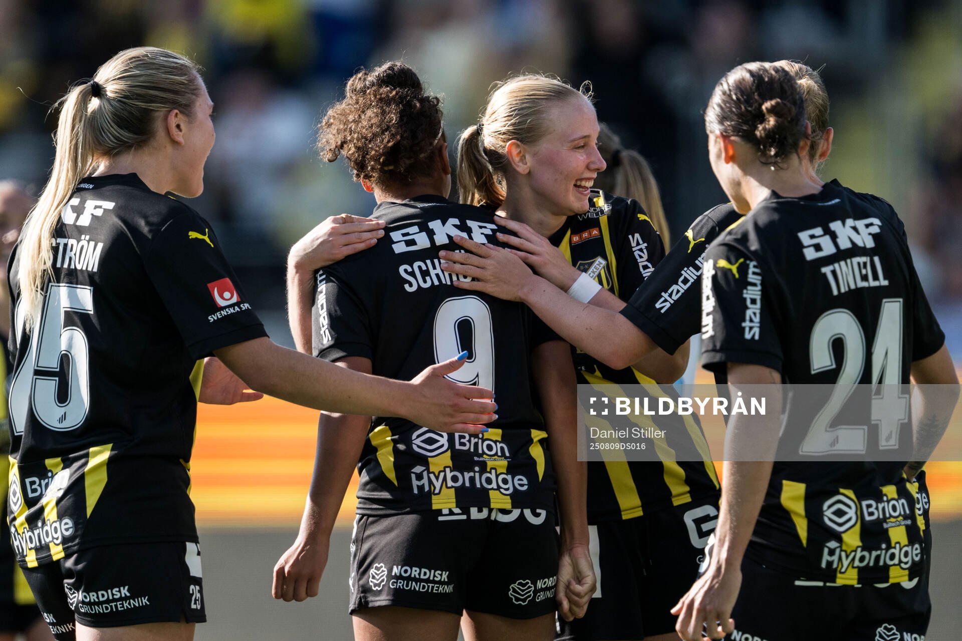 Häckens Felicia Schröder jublar med Johanna Fossdalsá