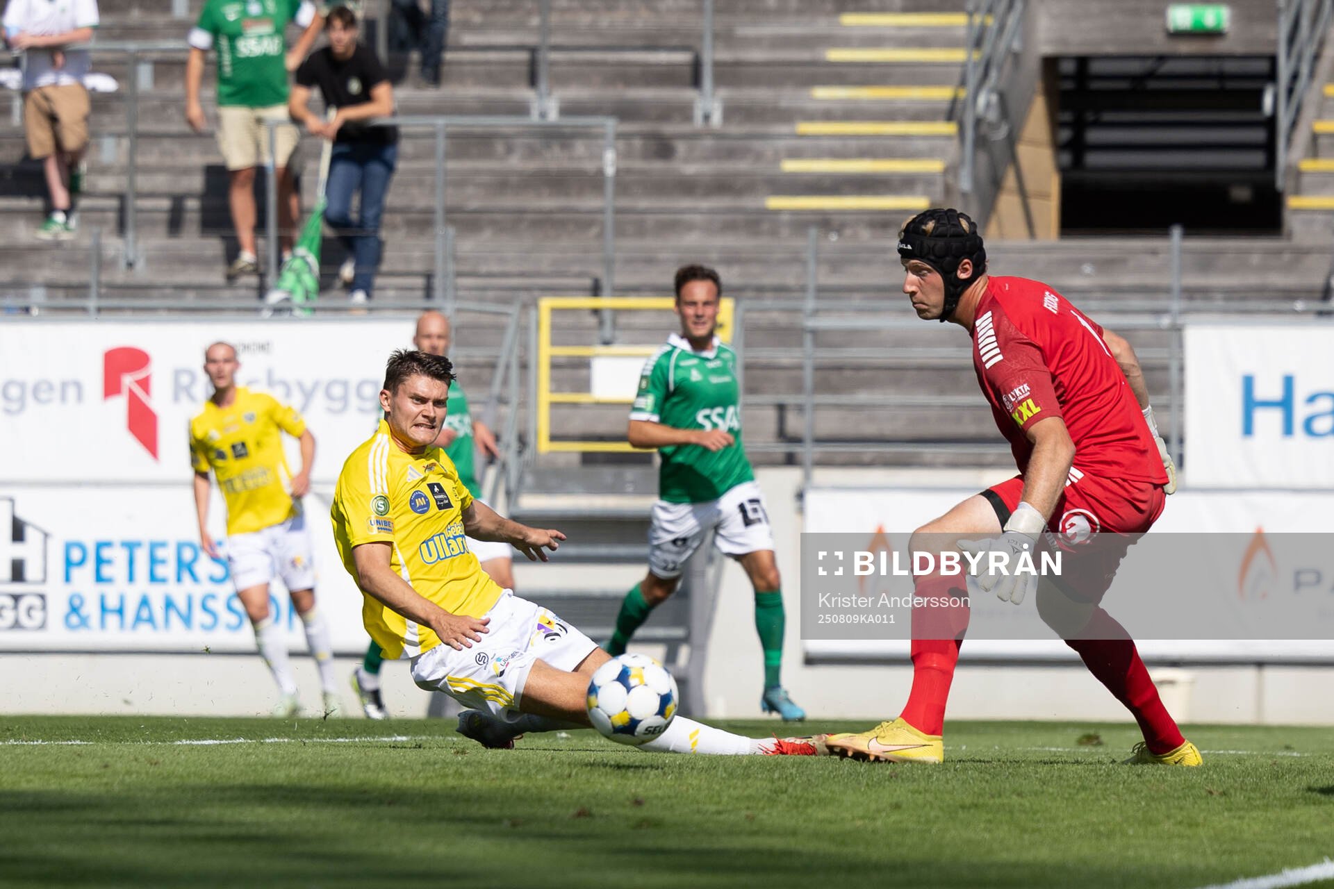 Falkenbergs Albin Andersson och Brages målvakt Viktor