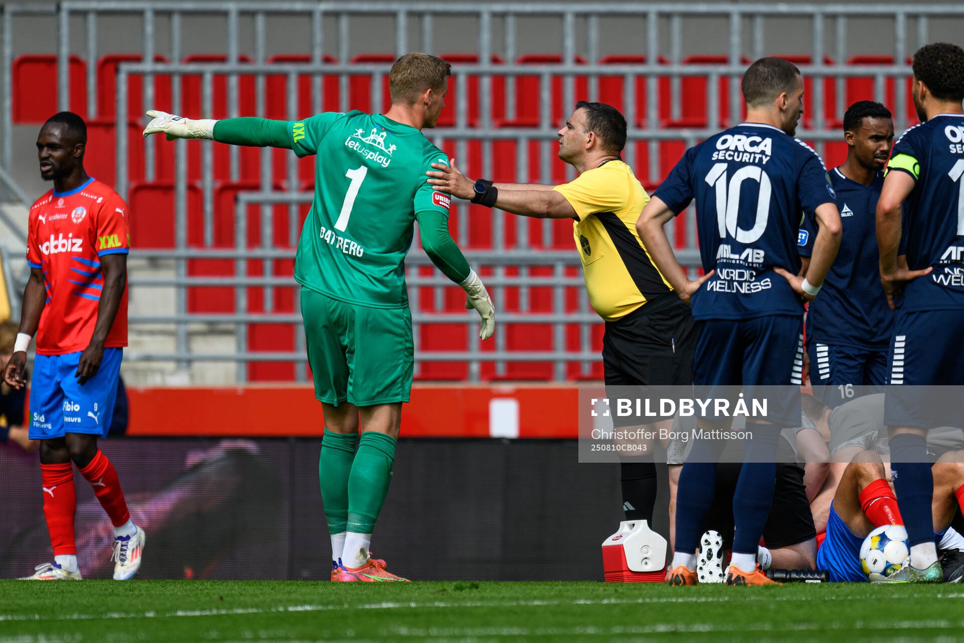 Helsingborgs målvakt Johan Brattberg pratar med Domare