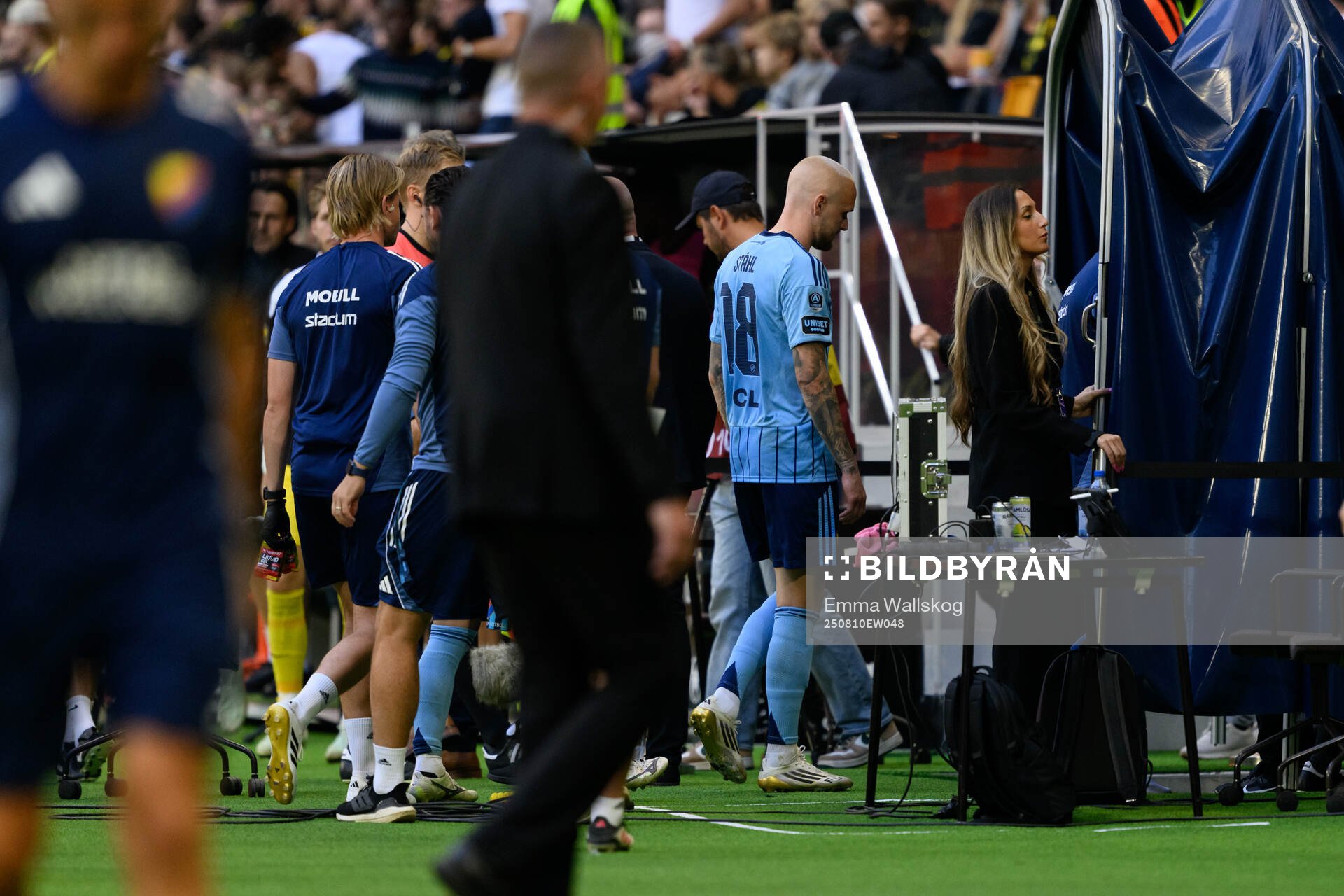 Djurgårdens Adam Ståhl och övriga spelare lämnar planen