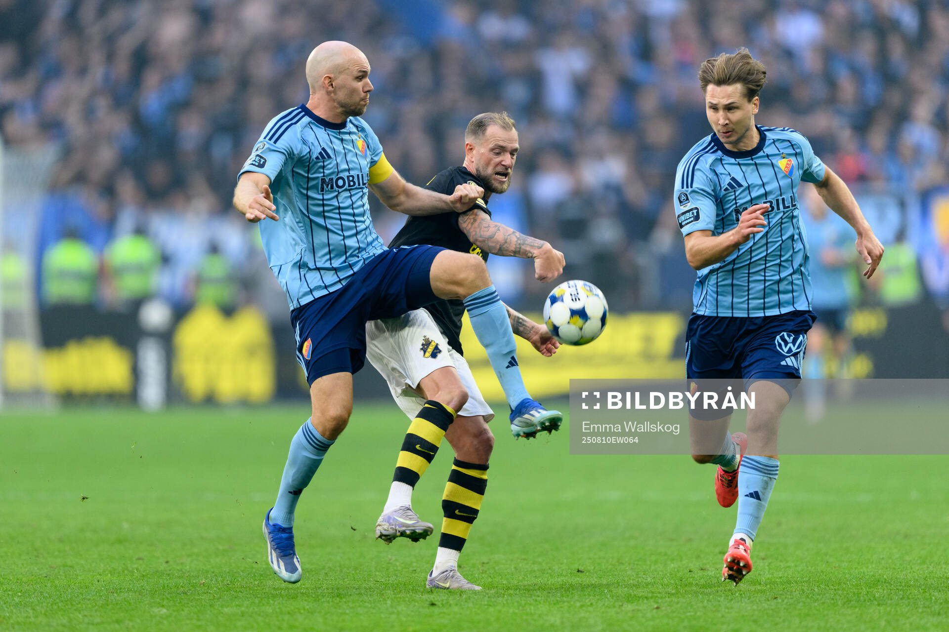AIKs John Guidetti mot  Djurgårdens Marcus Danielson och