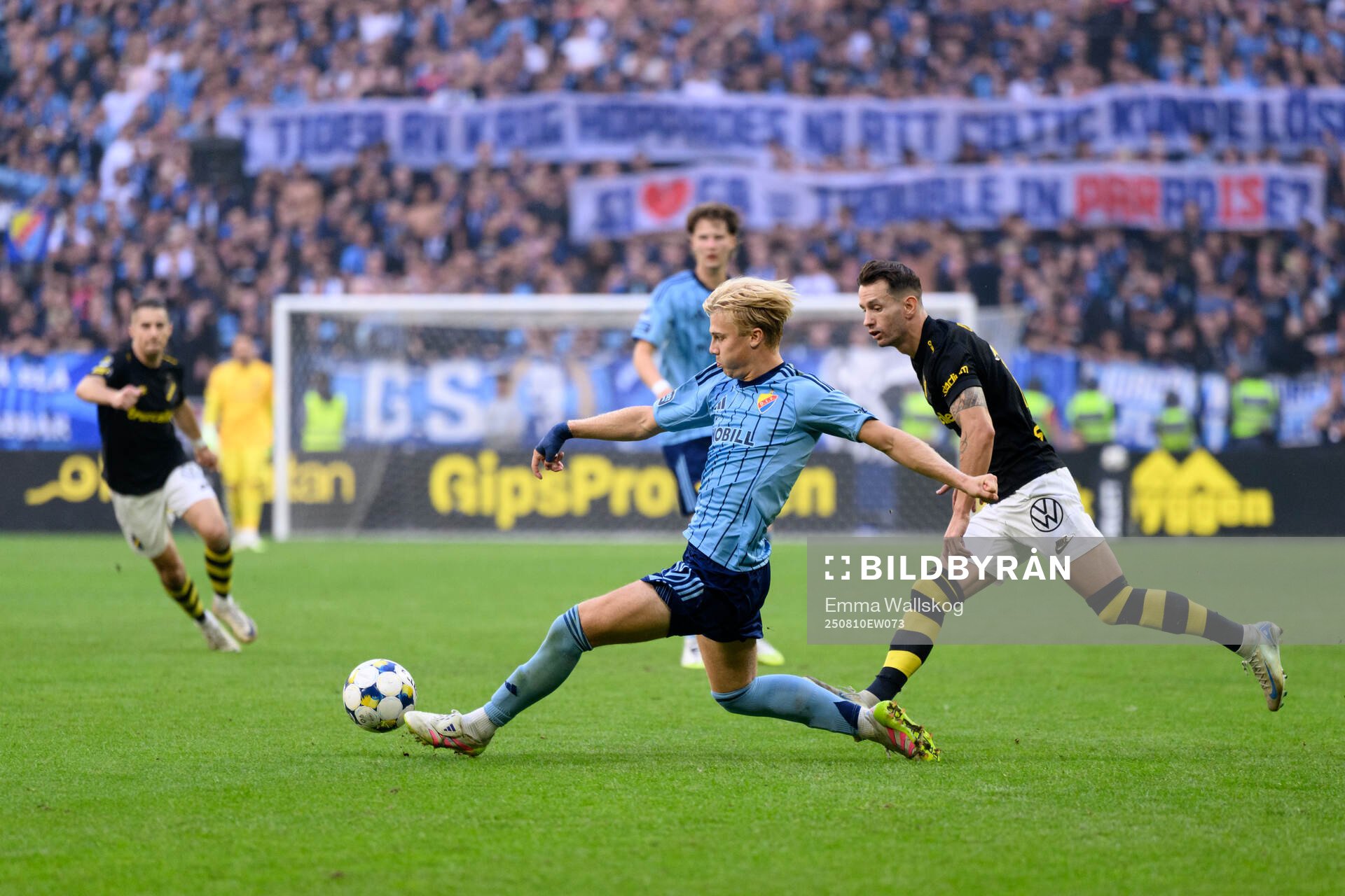Djurgårdens Theo Bergvall och AIKs Bersant Celina