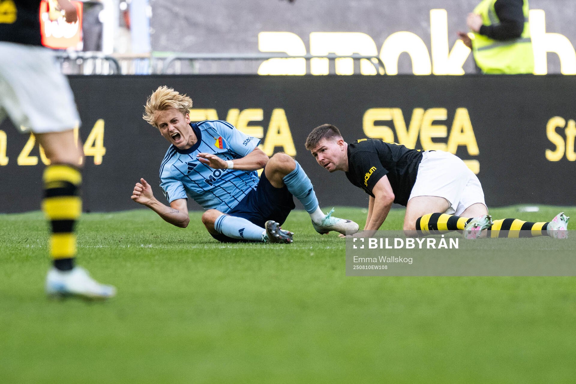Djurgårdens Oskar Fallenius har ont bredvid AIKs Mads