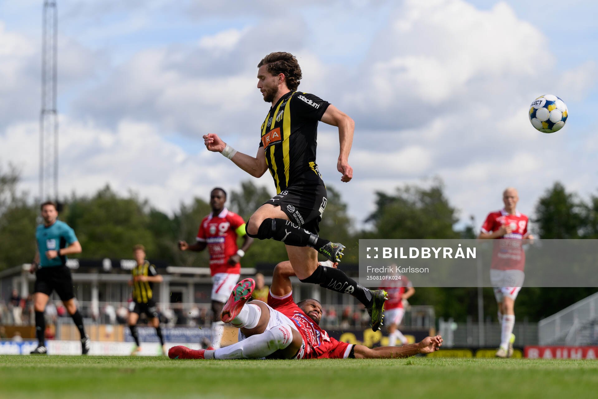 Häckens Adam Lundkvist och Degerfors Leon Hien